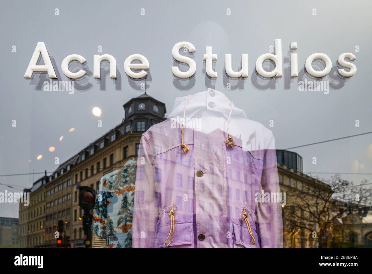 Svezia, Stoccolma, Acne Studios, il negozio di punta del famoso marchio di moda svedese in ex edificio bancario che ha dato al mondo il termine sindrome di Stoccolma, esterno Foto Stock