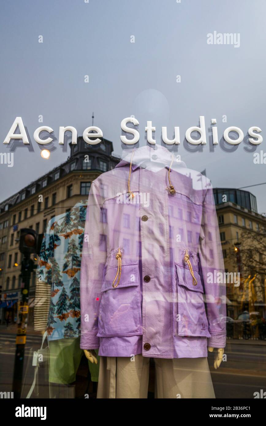 Svezia, Stoccolma, Acne Studios, il negozio di punta del famoso marchio di moda svedese in ex edificio bancario che ha dato al mondo il termine sindrome di Stoccolma, esterno Foto Stock