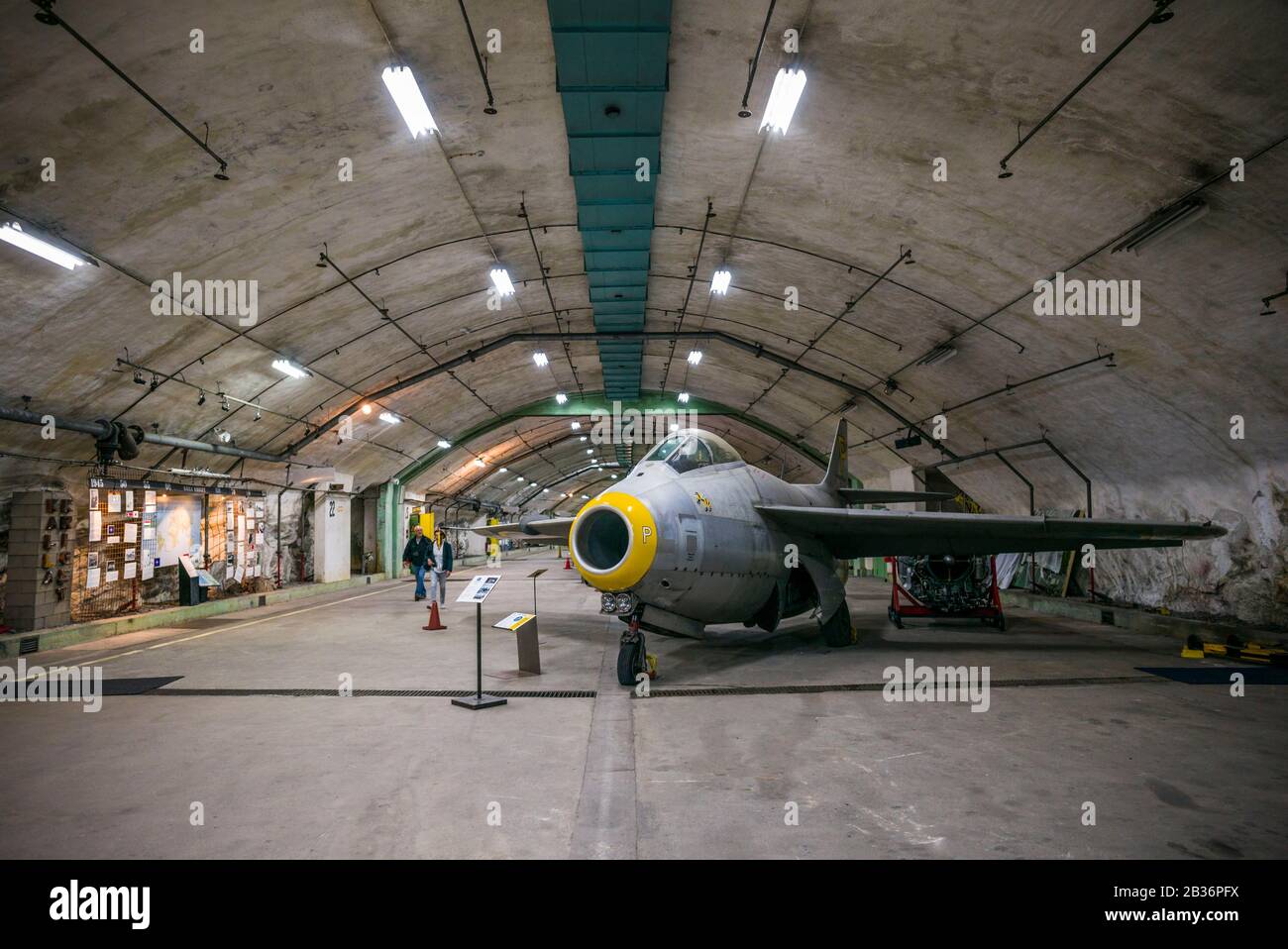 Svezia, Vastragotland e Bohuslan, Gothenburg, Aeroseum, base di caccia a getto sotterraneo fomer costruita durante la Guerra fredda sotto la roccia, SAAB J29 Tunnan, caccia a getto 1950s-era Foto Stock