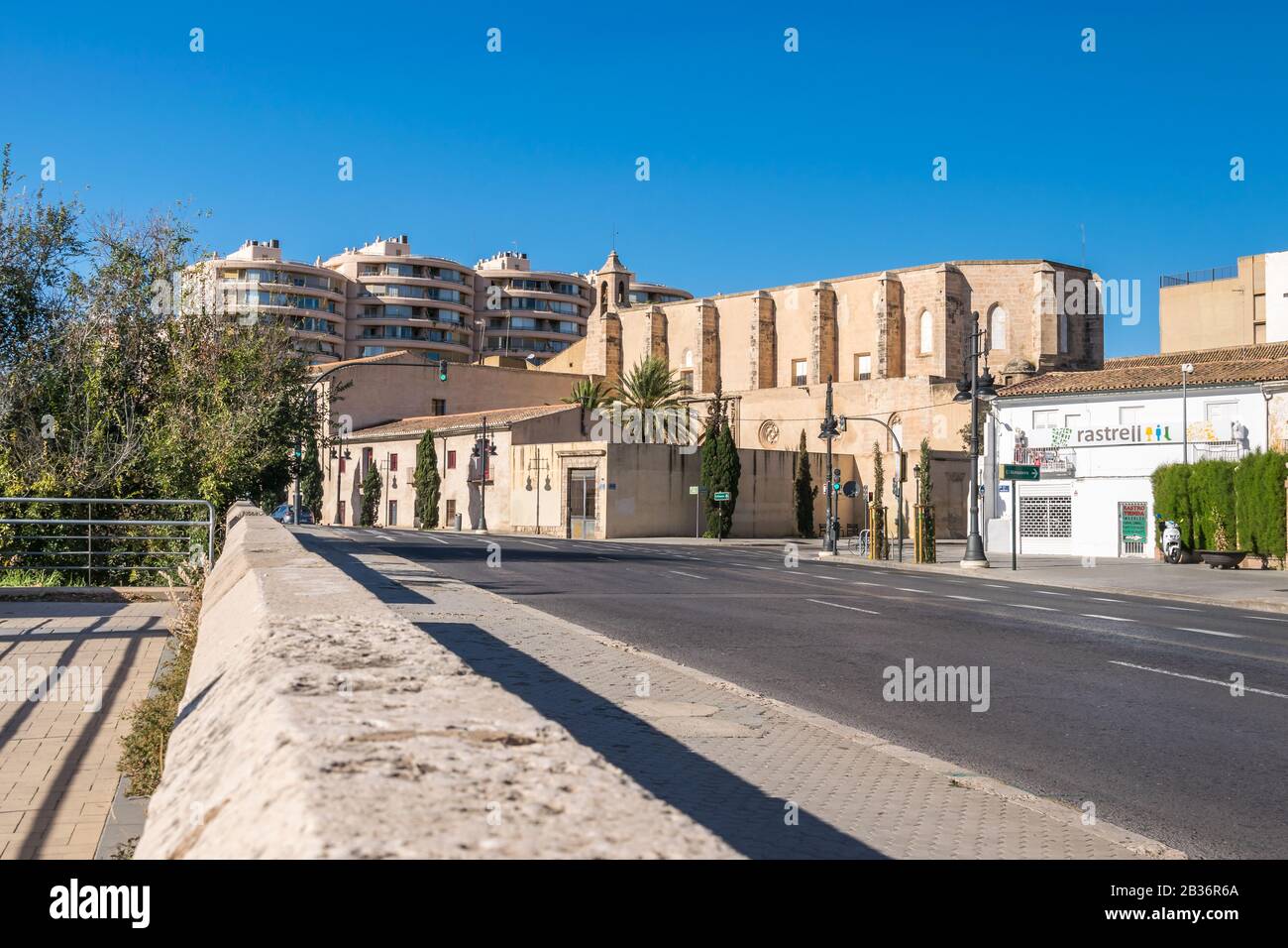 Valencia, Spagna - 3 novembre 2019: Carrer de la Trinitat con il monastero Real Monasterio de la Santissima Trinidad costruito nel XIII secolo e. Foto Stock