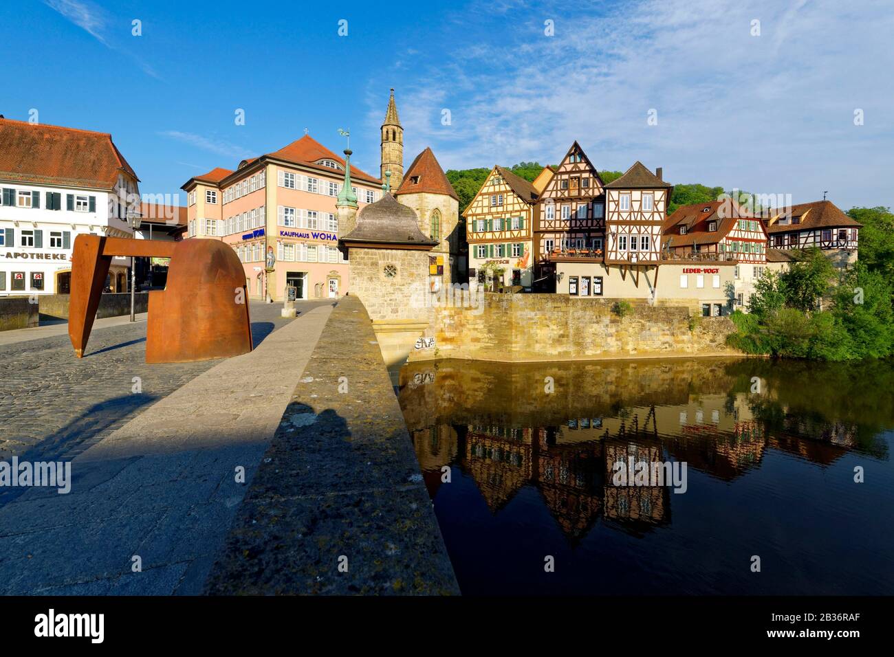 Germania, Bade Wurtemberg, Schwabisch Hall, case In Legno nel centro storico della città, vicino al fiume Kocher, ponte Henkersbrücke e Cavalieri della chiesa di San Giovanni, testa aperto con cuneo, 1995, Wolgang Bier lavoro Foto Stock