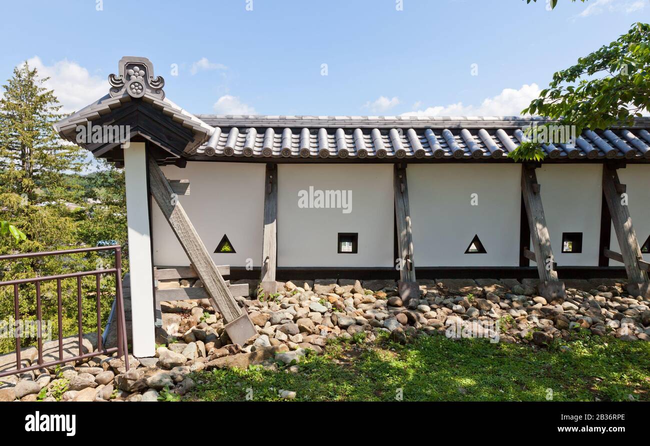 Ricostruite le mura di terra del Castello di Shirakawa (Komine), Giappone. Il castello fu fondato nel 1340 Foto Stock