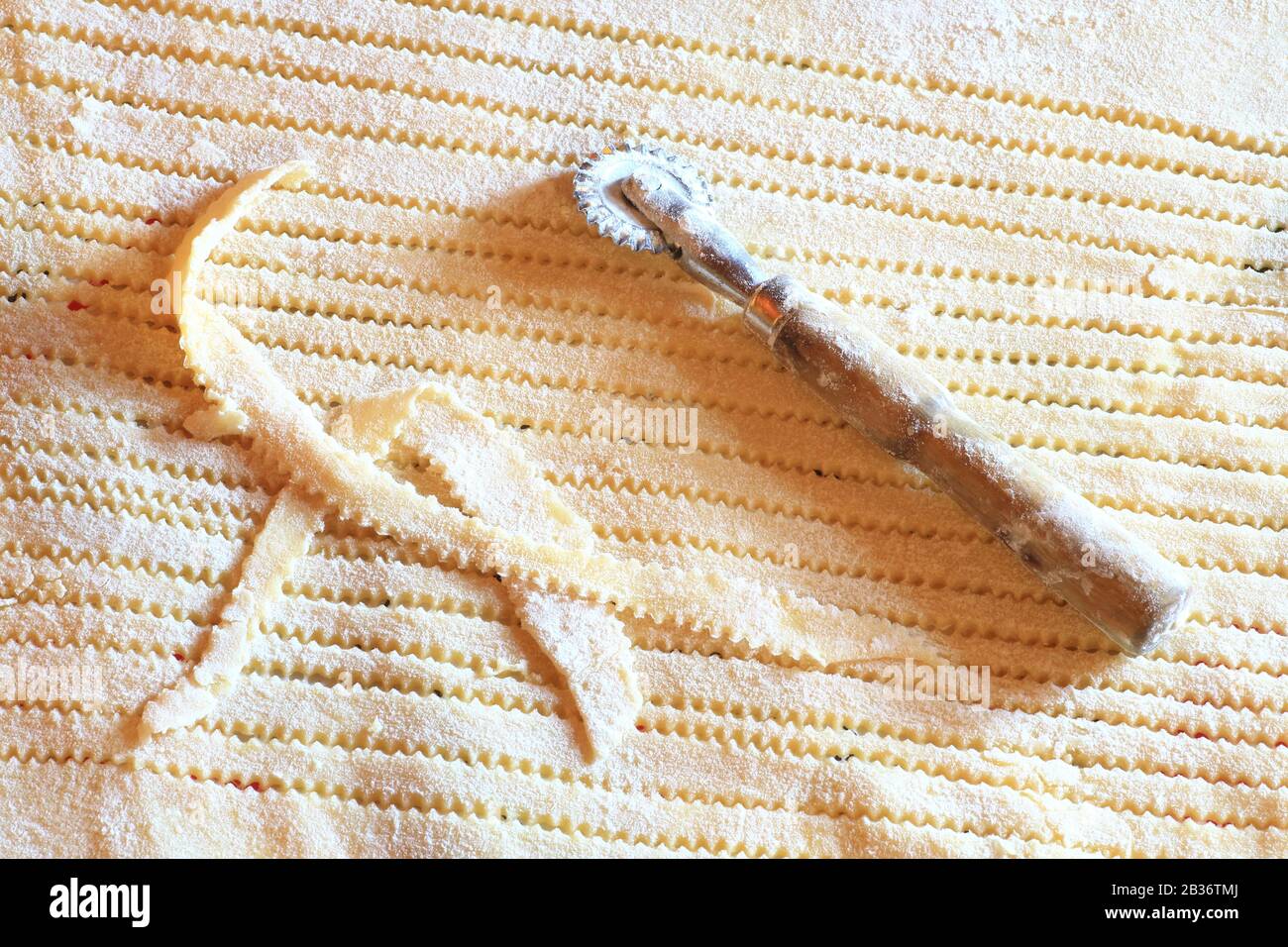 Francia, Pas de Calais, Wirwignes, Memere Harle estaminet, papin crostata (o libouli o crostata con bordi grandi), preparazione della pasta per questa specialità culinaria Boulonnais Foto Stock