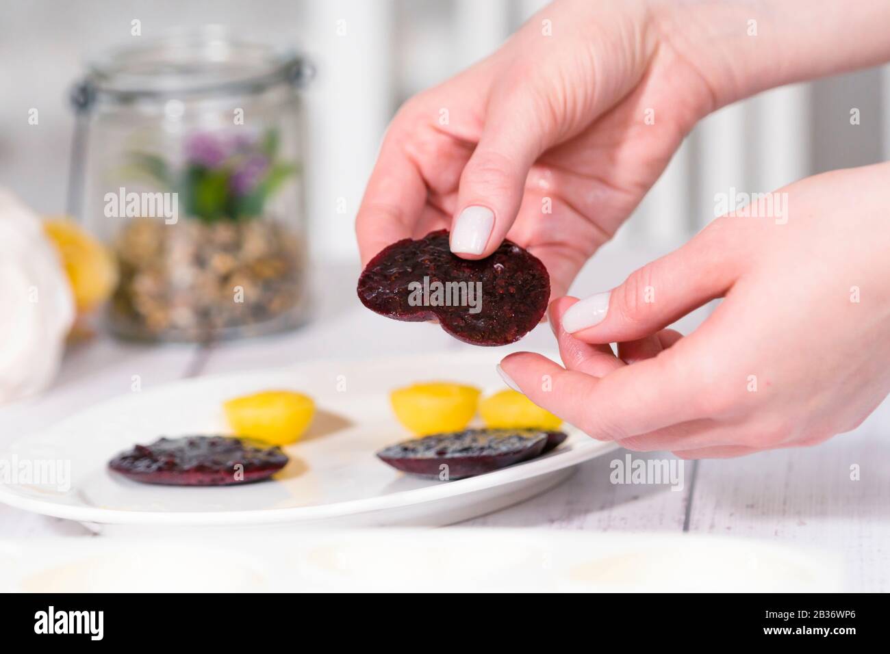 Processo passo-passo di produzione di torta di mousse con smalto a specchio. Cucina francese dessert. Gelato specchio sulla torta. Pasticceria e pasticceria concep Foto Stock