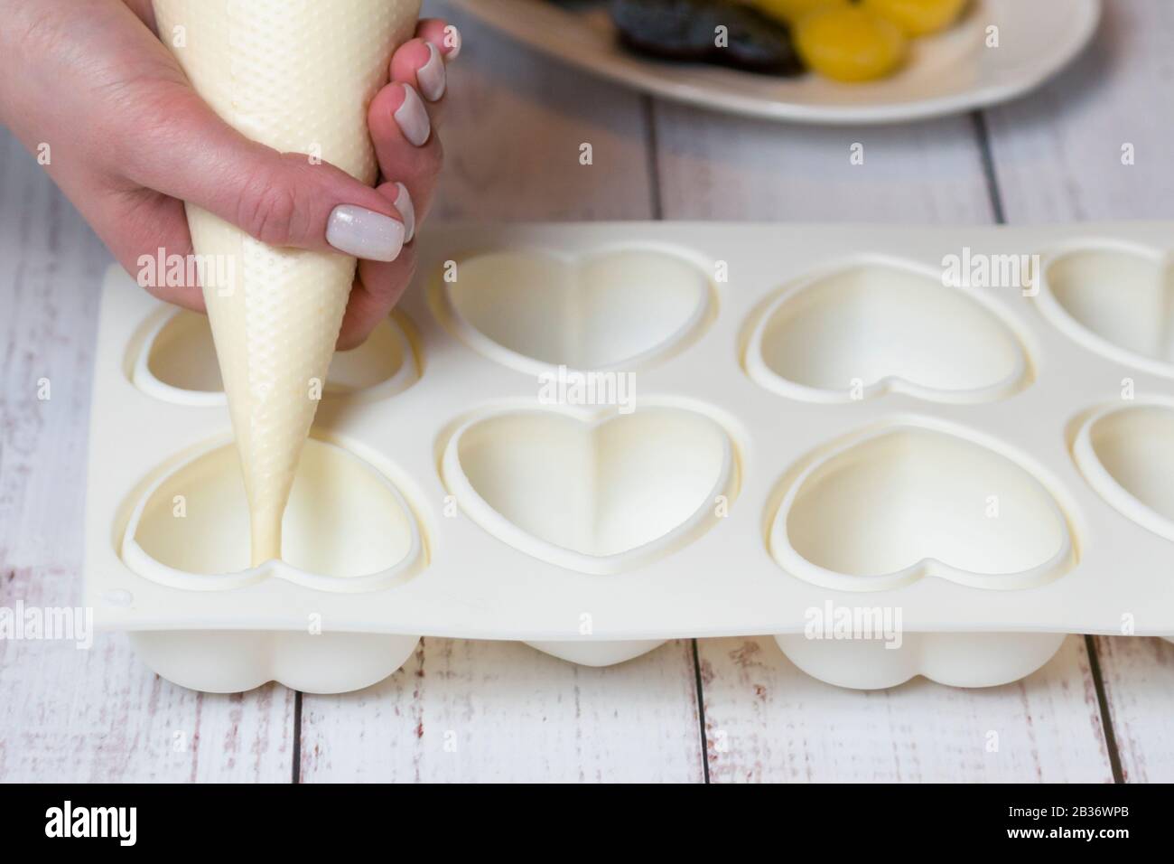 Processo passo-passo di produzione di torta di mousse con smalto a specchio. Cucina francese dessert. Gelato specchio sulla torta. Pasticceria e pasticceria concep Foto Stock