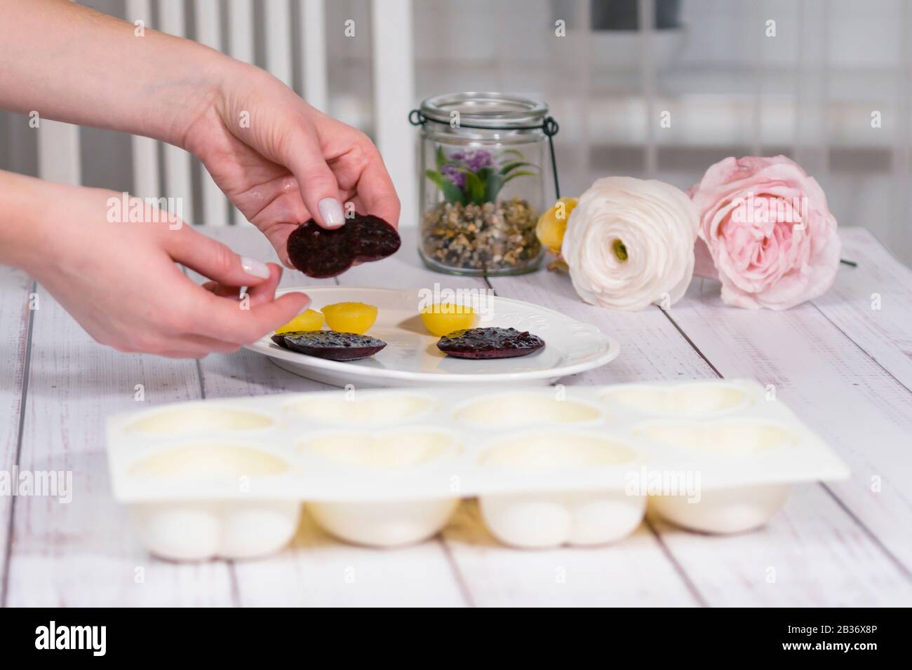 Processo passo-passo di produzione di torta di mousse con smalto a specchio. Cucina francese dessert. Gelato specchio sulla torta. Pasticceria e pasticceria concep Foto Stock