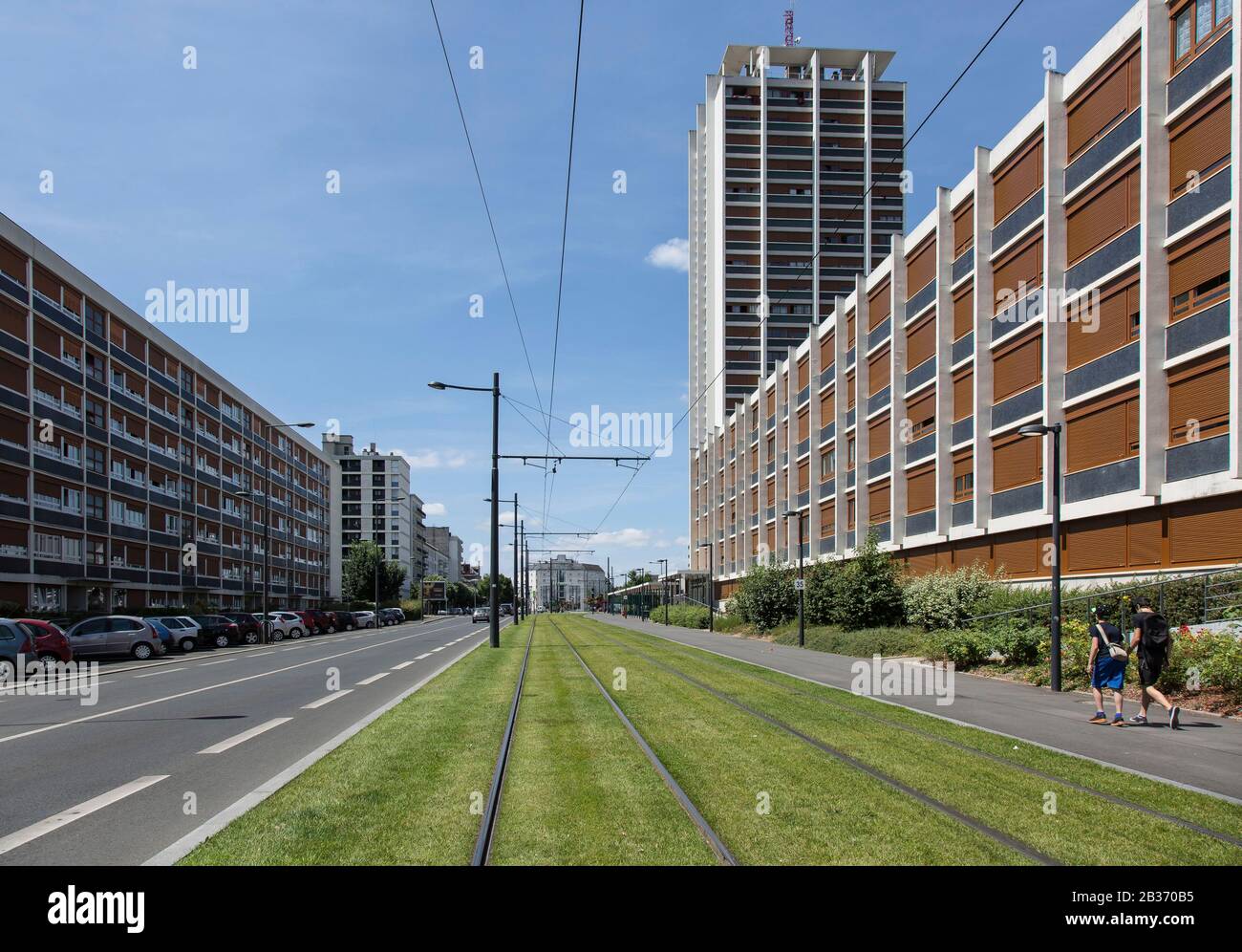 Francia, Indre et Loire, Valle della Loira dichiarata Patrimonio Mondiale dall'UNESCO, Tours, Sanitas Tower U (21 piani, 1965) ai piedi del quale passa il tram. Foto Stock