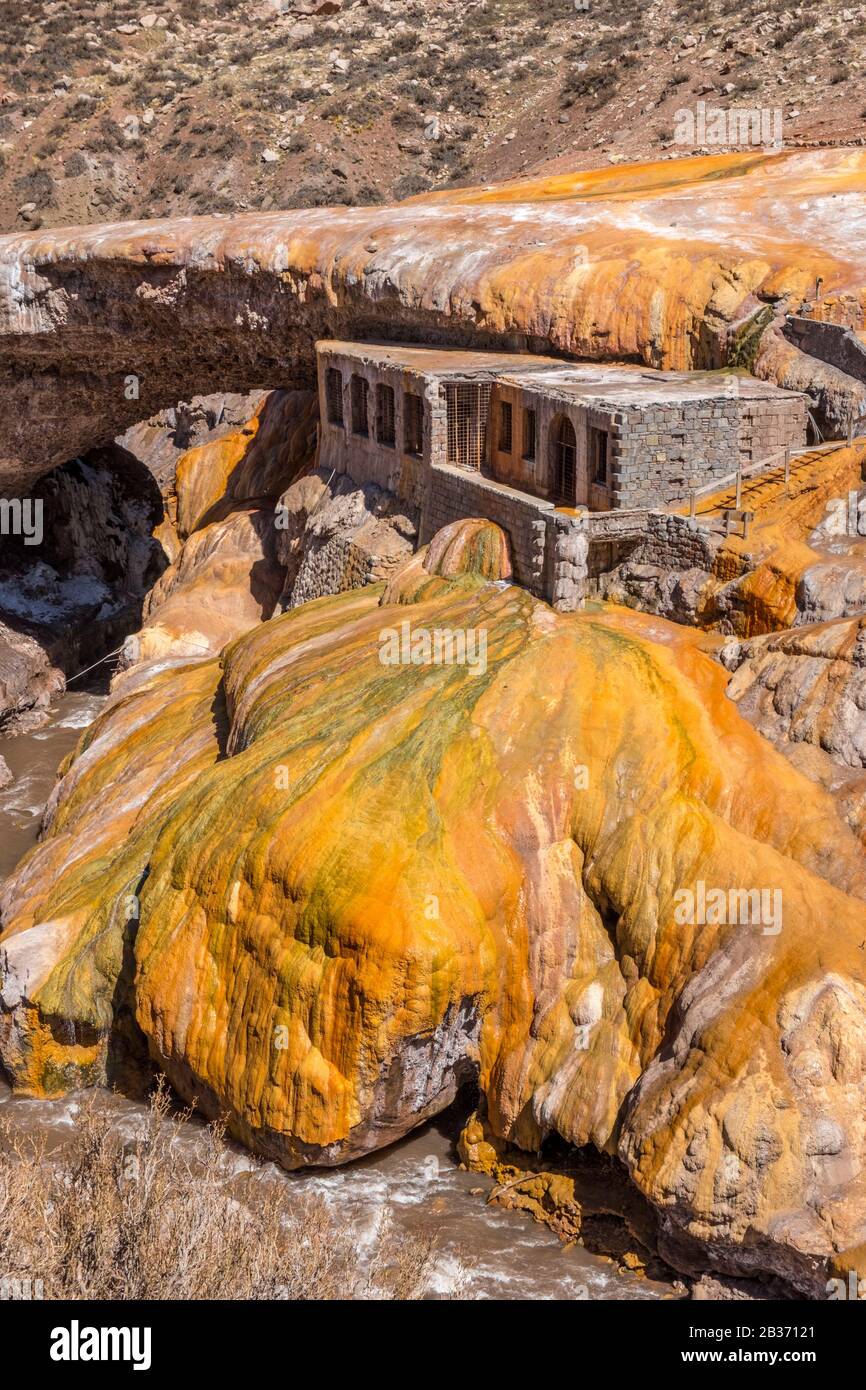 Argentina, provincia di Mendoza, Puente del Inca, antico ponte di pietra sul Rio de las Cuevas river, el. 2720 metri Foto Stock