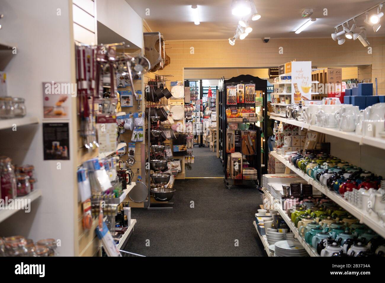 Il Cotswold Cina e negozio di cucina a Bourton-on-the-Water, il villaggio Gloucestershire sta vedendo meno visitatori a causa di timori sulla diffusione di Coronavirus. Foto Stock