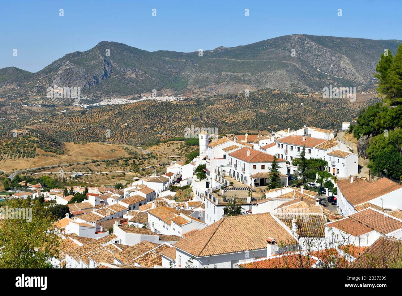 Spagna, Andalusia, provincia di Cadix, Zahara de la Sierra, Sierra de Grazalema Parco Naturale, vista generale del villaggio, Ruta de los Pueblos Blancos (strada dei villaggi bianchi), San Juan de Letran cappella Foto Stock