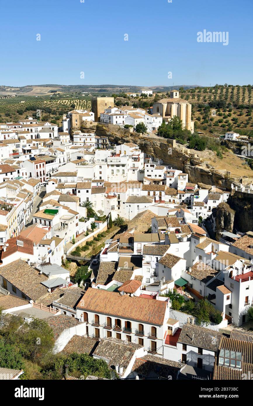 Spagna, Andalusia, Cadice Province, Setenil de las Bodegas, Ruta de los Pueblos Blancos (strada dei villaggi bianchi), il villaggio Foto Stock