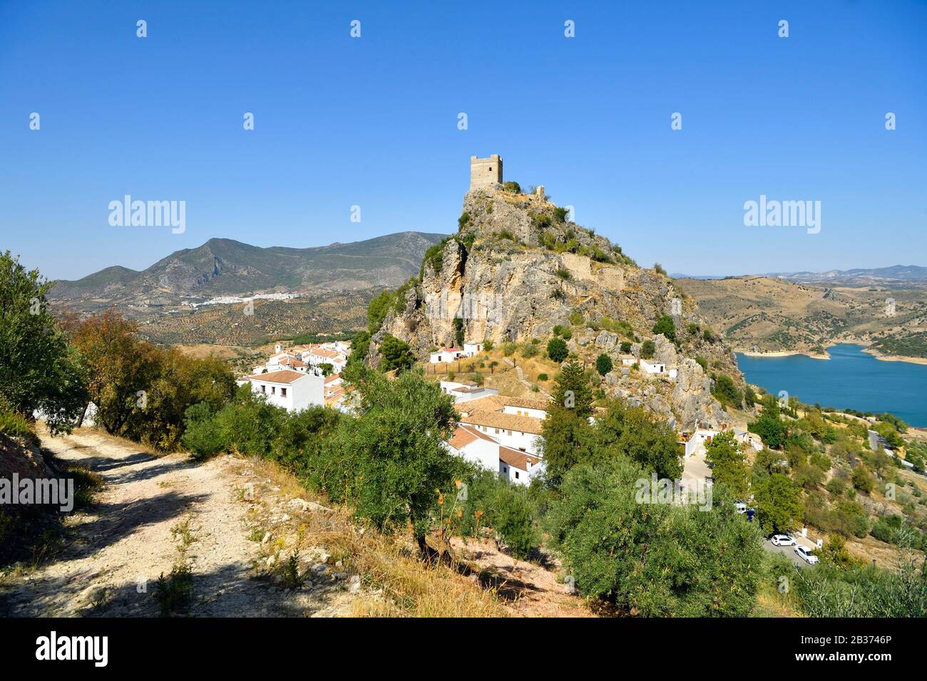 Spagna, Andalusia, provincia di Cadix, Zahara de la Sierra, Sierra de Grazalema Parco Naturale, vista generale del villaggio, Ruta de los Pueblos Blancos (strada dei villaggi bianchi), San Juan de Letran cappella e la torre medievale sopra il villaggio Foto Stock