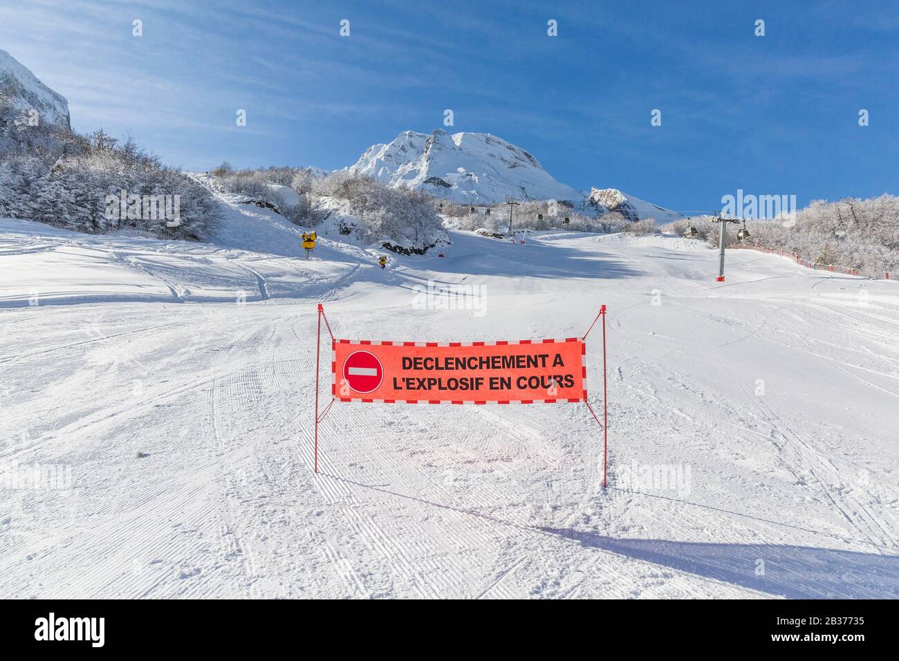 Francia, Pirenei Atlantici, stazione sciistica di Gourette (località del comune di Eaux-Bonnes), la prevenzione per l'attivazione delle valanghe Foto Stock