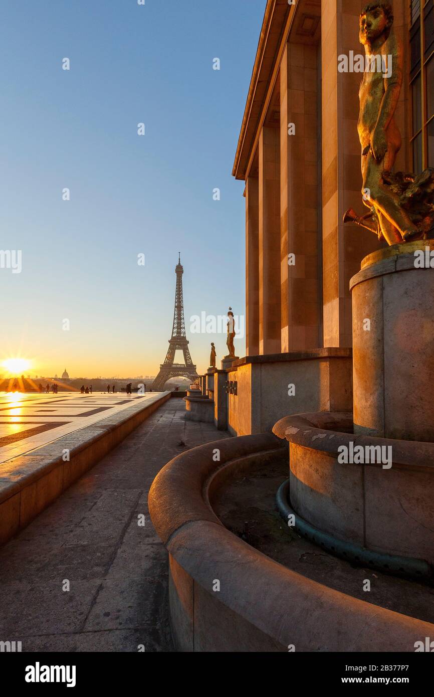 Francia, Parigi, zona dichiarata Patrimonio dell'Umanità dall'UNESCO, Trocadero, Palais de Chaillot (1937) in stile neoclassico, la Piazza dei diritti umani e la Torre Eiffel Foto Stock