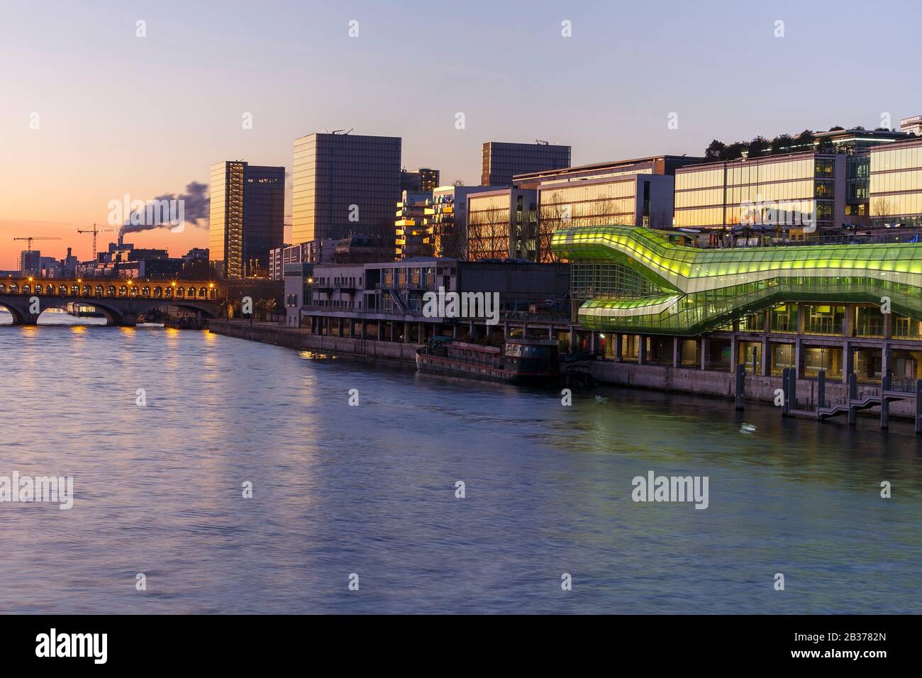 Francia, Parigi, le rive della Senna, patrimonio dell'umanità dell'UNESCO, Francia, Parigi, Quai d'Austerlitz, Città della moda e del design, edifici industriali degli ex General Stores rinnovati dagli architetti Dominique Jakob e Brendan MacFarlane, torri della Bibliotheque Nationale de France Francois Mitterrand (BNF) e del ponte di Bercy Foto Stock