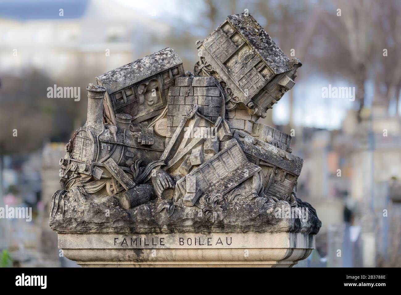 Francia, Indre et Loire, Valle della Loira dichiarata Patrimonio Mondiale dall'UNESCO, Tours, la Salle cimitero, tomba di François Boileau (1845-1878), un meccanico morto in un incidente ferroviario sulla linea Tours / le Mans. La sepoltura indica il momento in cui il treno si rompe Foto Stock