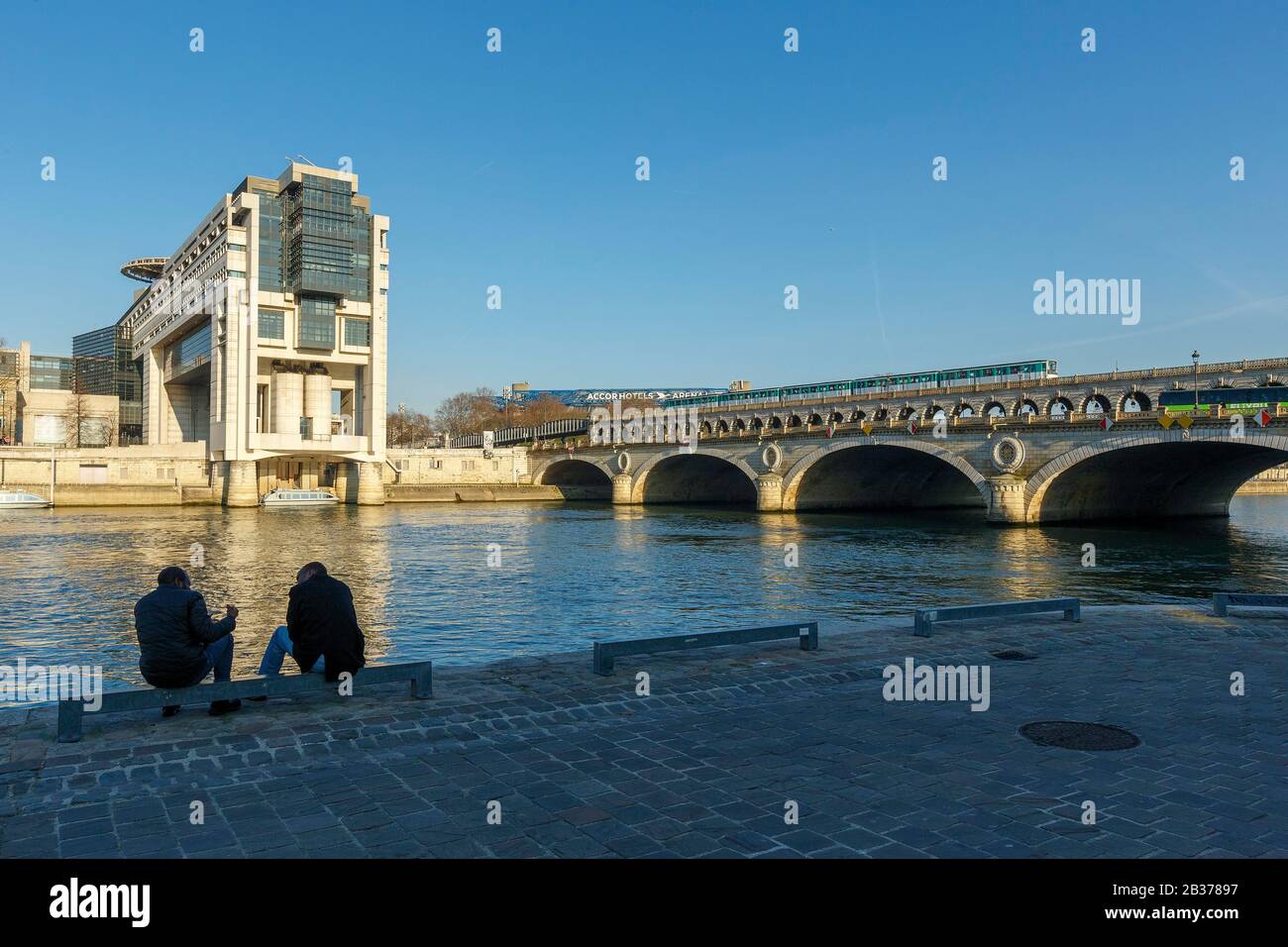 Francia, Parigi, rive della Senna, patrimonio mondiale dell'UNESCO, edificio che ospita il Ministero Delle Finanze e dell'economia da parte degli architetti Paul Chemetov e Borja Huidobro, Bercy ponte sul fiume Senna e la metropolitana della linea 6 Foto Stock