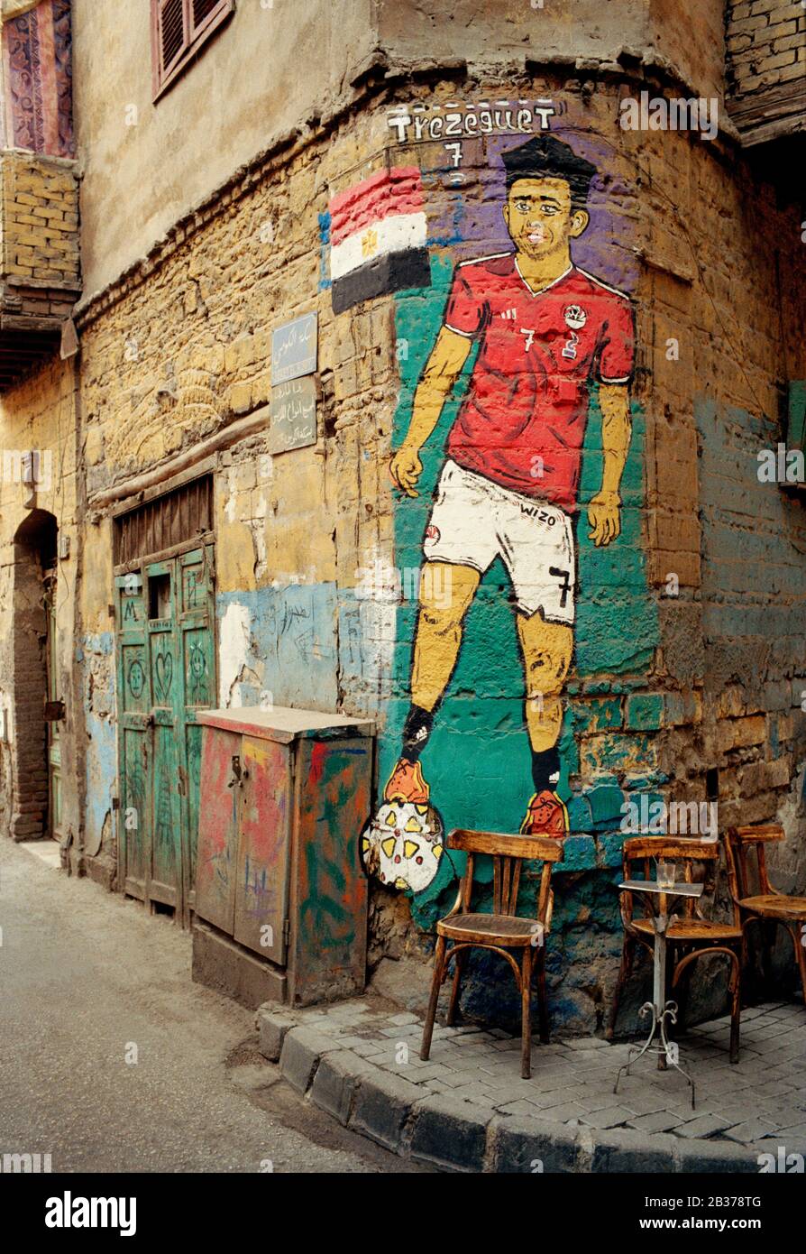Fotografia di viaggio - Calcio Street art del calciatore egiziano Trezeguet al Cairo islamico nella città del Cairo in Egitto in Nord Africa Foto Stock