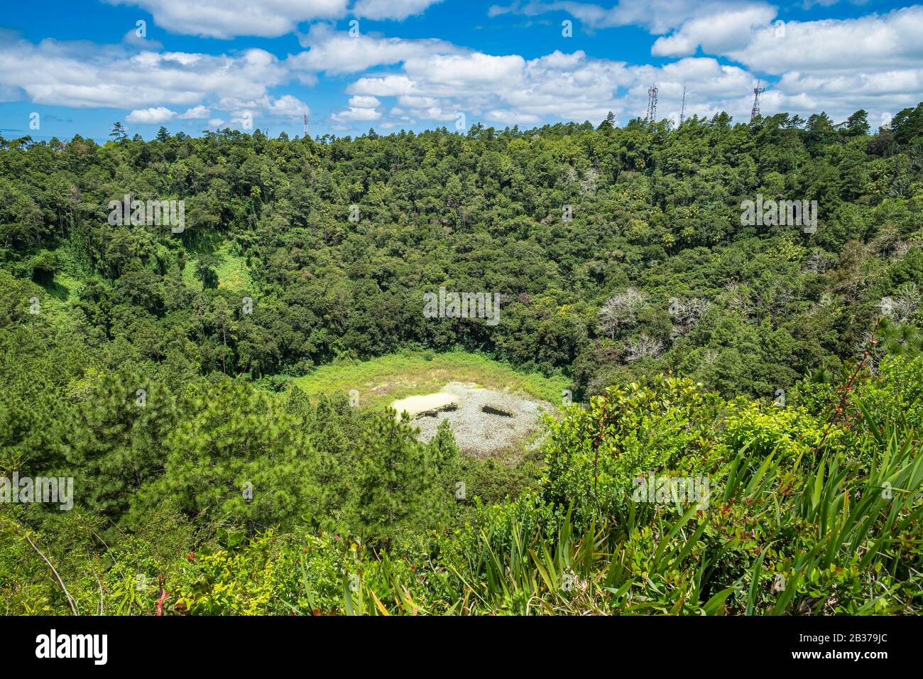 Mauritius, distretto di Plaines Wilhems, Curepipe, Trou aux Cerfs, cratere di un vulcano dormiente di 300 metri di diametro e 80 metri di profondità Foto Stock