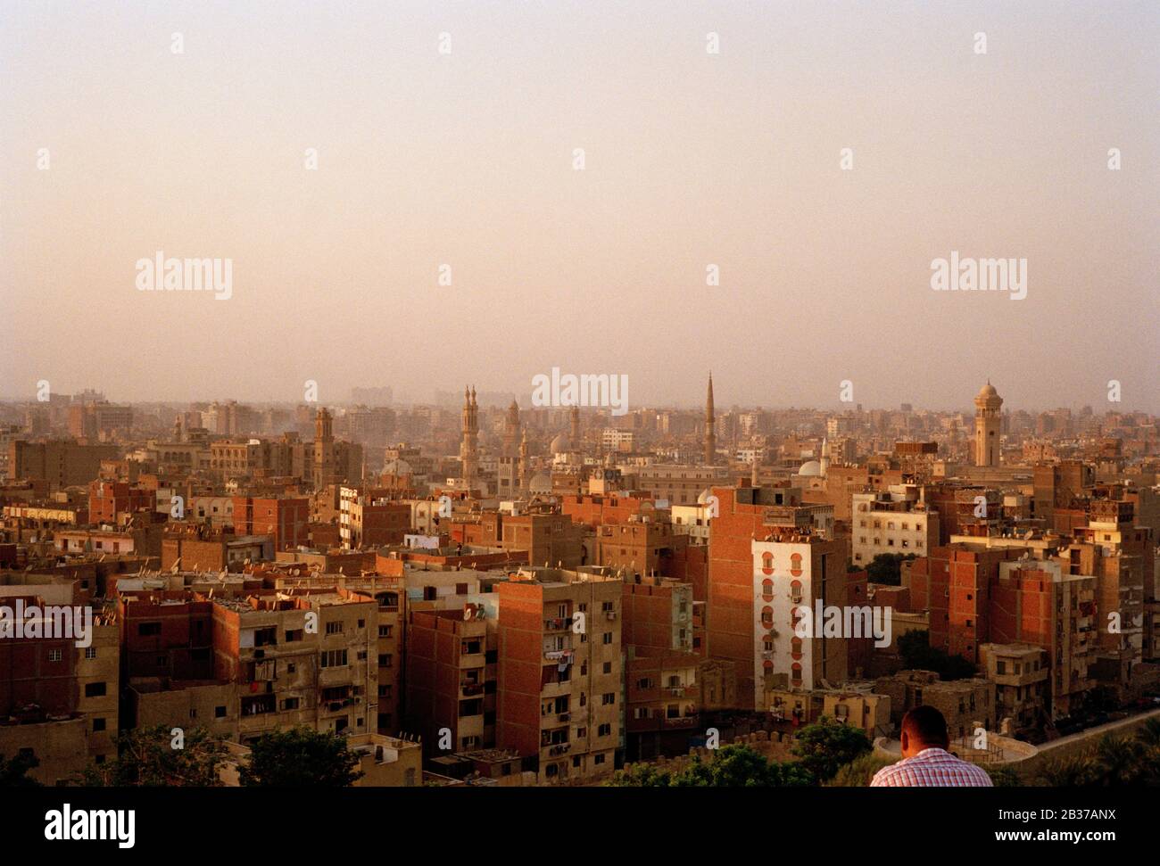 Viaggio Fotografia - tramonto crepuscolo vista sul centro e i distretti islamici della città del Cairo da al Azhar Park in Egitto in Nord Africa Foto Stock