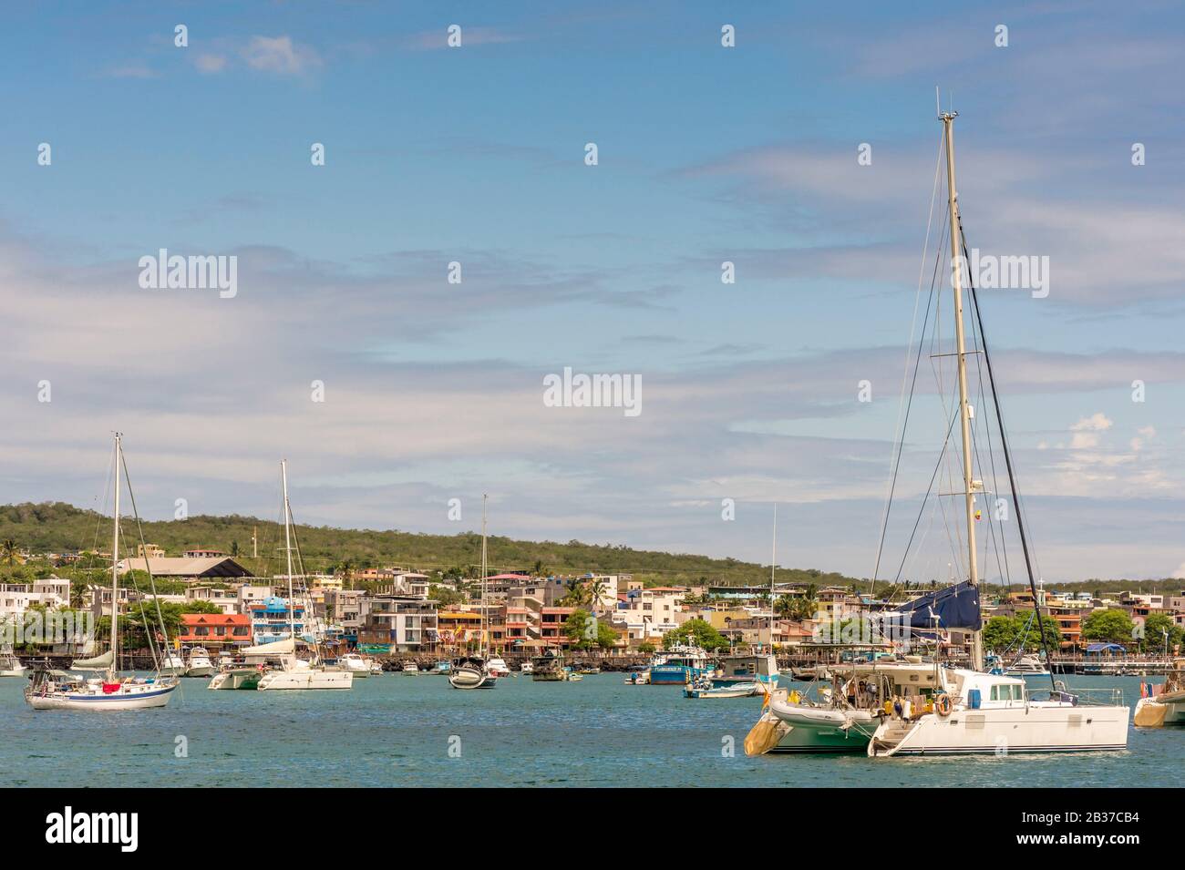 Ecuador, arcipelago delle Galapagos, patrimonio mondiale dell'UNESCO, isola di San Cristóbal, vista del porto e della città di Puerto Baquerizo Moreno Foto Stock