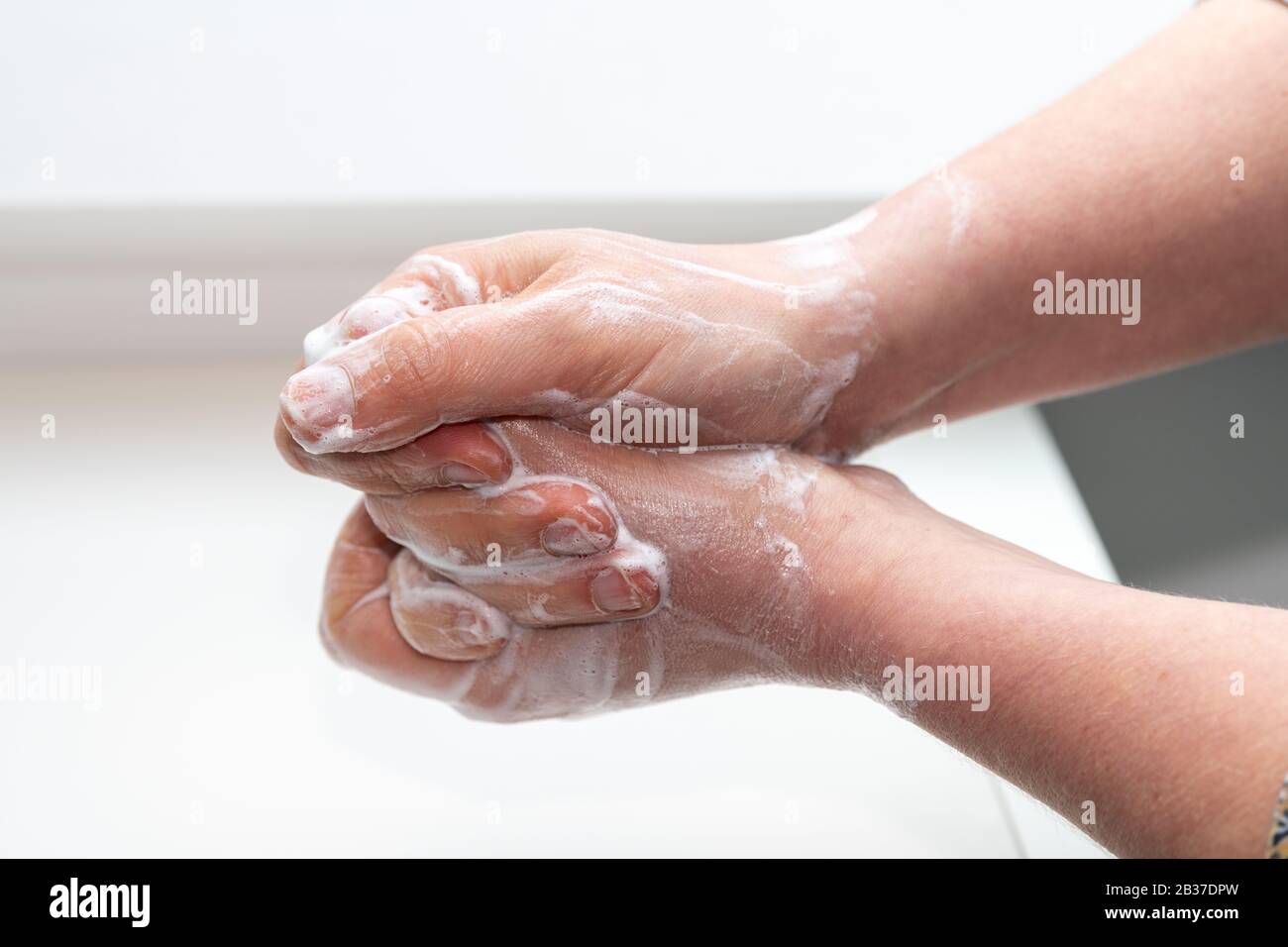 Lavaggio totale delle mani : donna che lava le mani per evitare malattie come il coronavirus Foto Stock