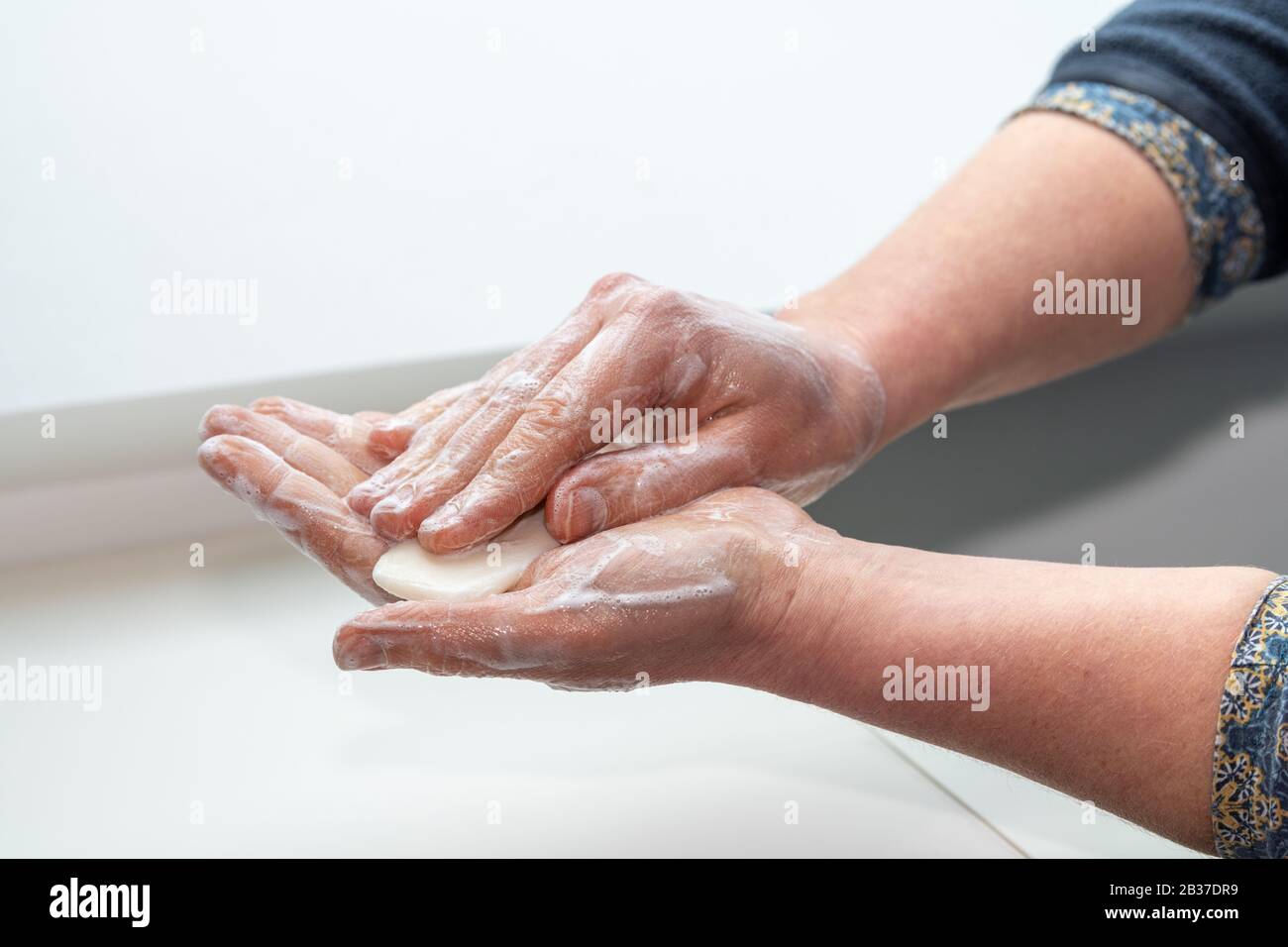 Lavaggio totale delle mani : donna che lava le mani per evitare malattie come il coronavirus Foto Stock