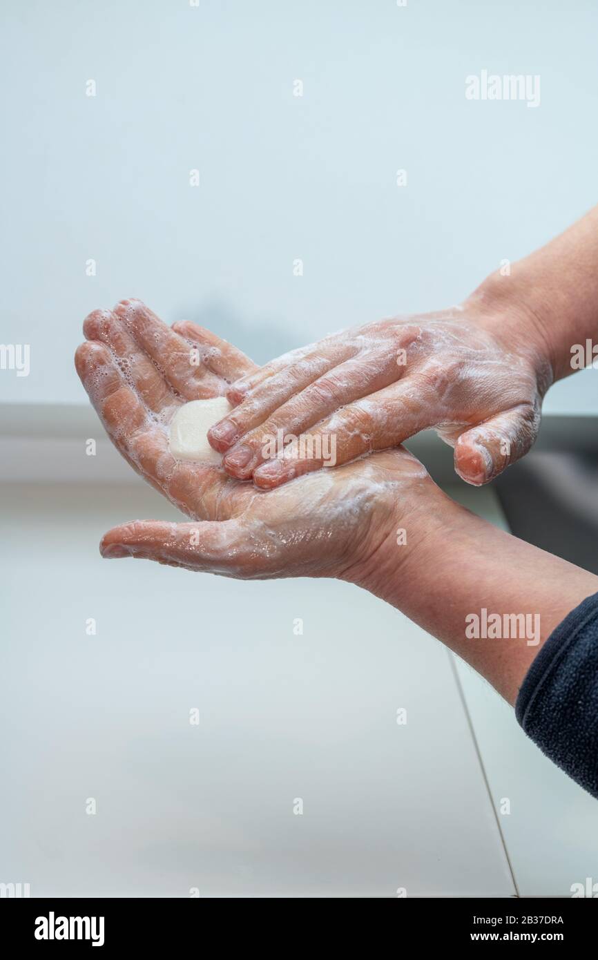 Lavaggio totale delle mani : donna che lava le mani per evitare malattie come il coronavirus Foto Stock