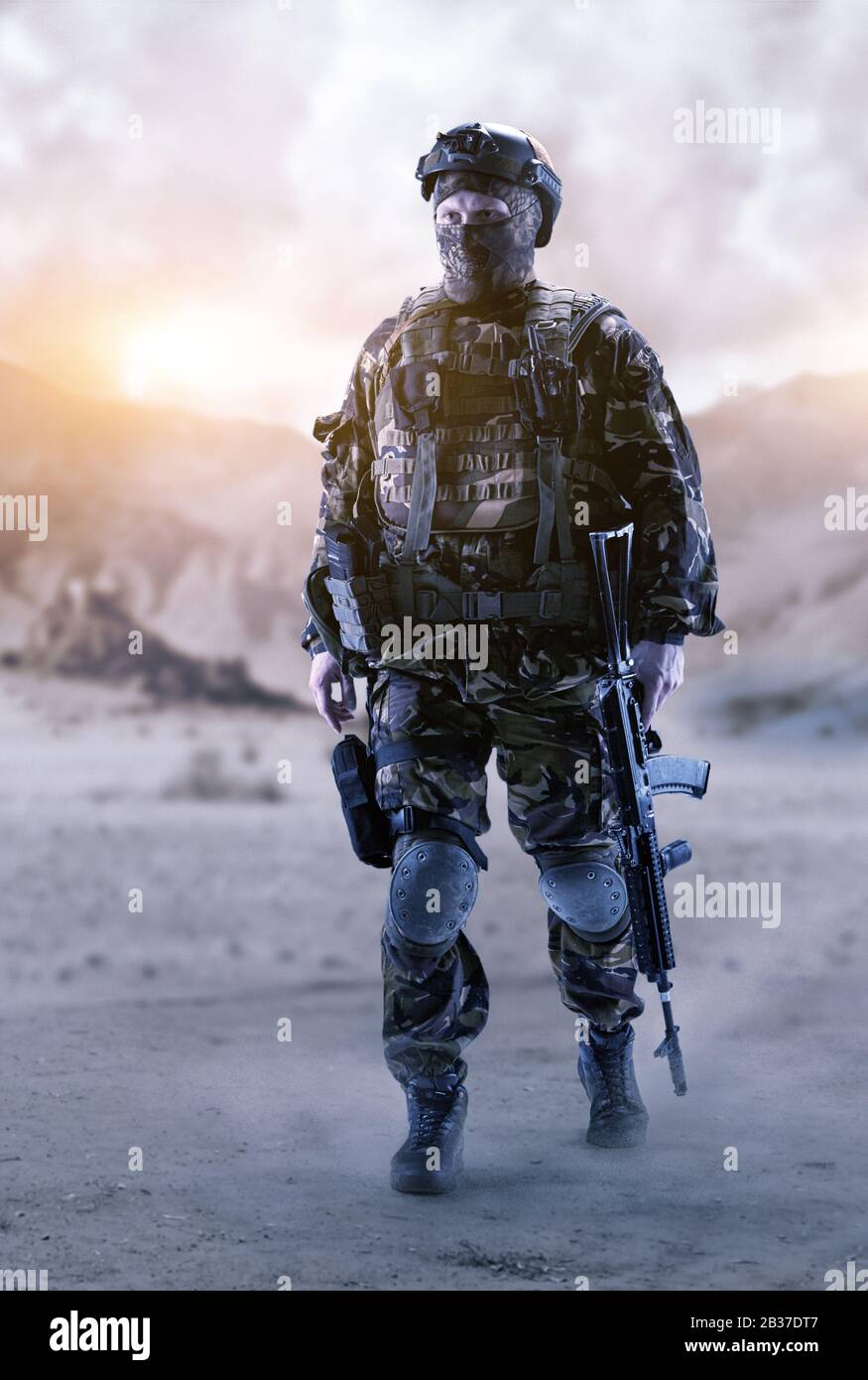 Un soldato di forze speciali cammina attraverso il deserto. Foto Stock