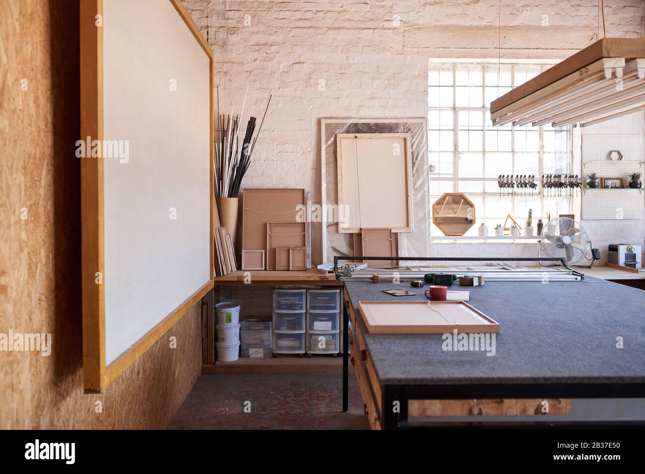 Interno dell'area di lavoro dello studio di incorniciatura dell'immagine Foto Stock