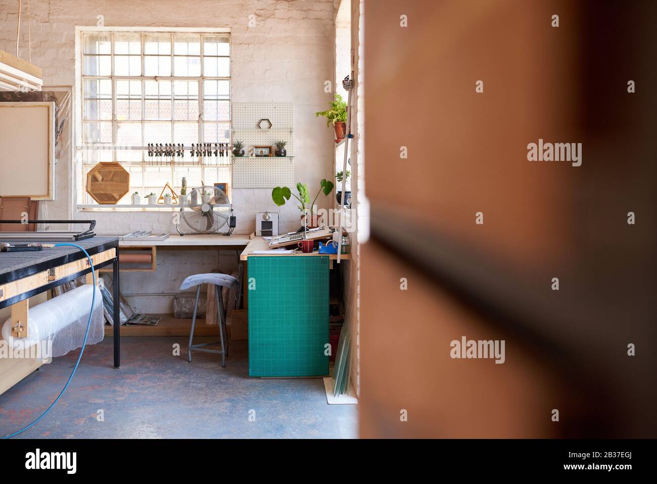 Interno dell'area di lavoro di un negozio di cornici Foto Stock