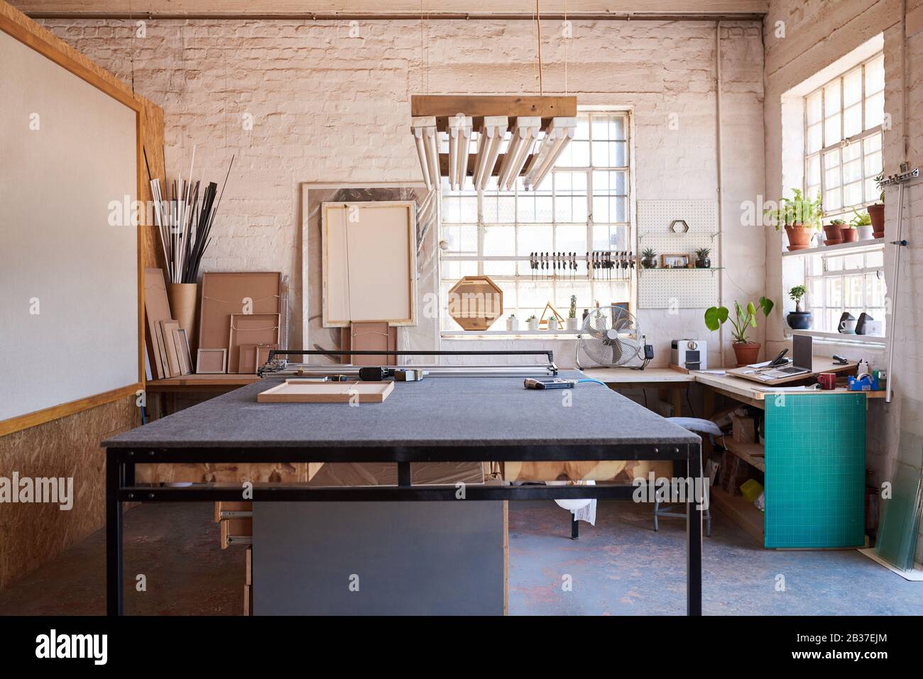 Interno dell'officina di uno studio di incorniciatura dell'immagine Foto Stock
