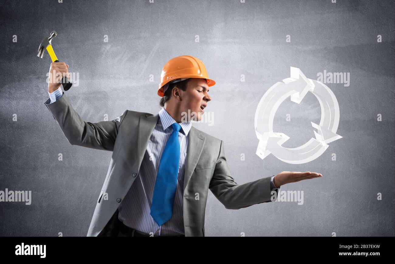 Furioso uomo d'affari che va a crash recycle segno Foto Stock