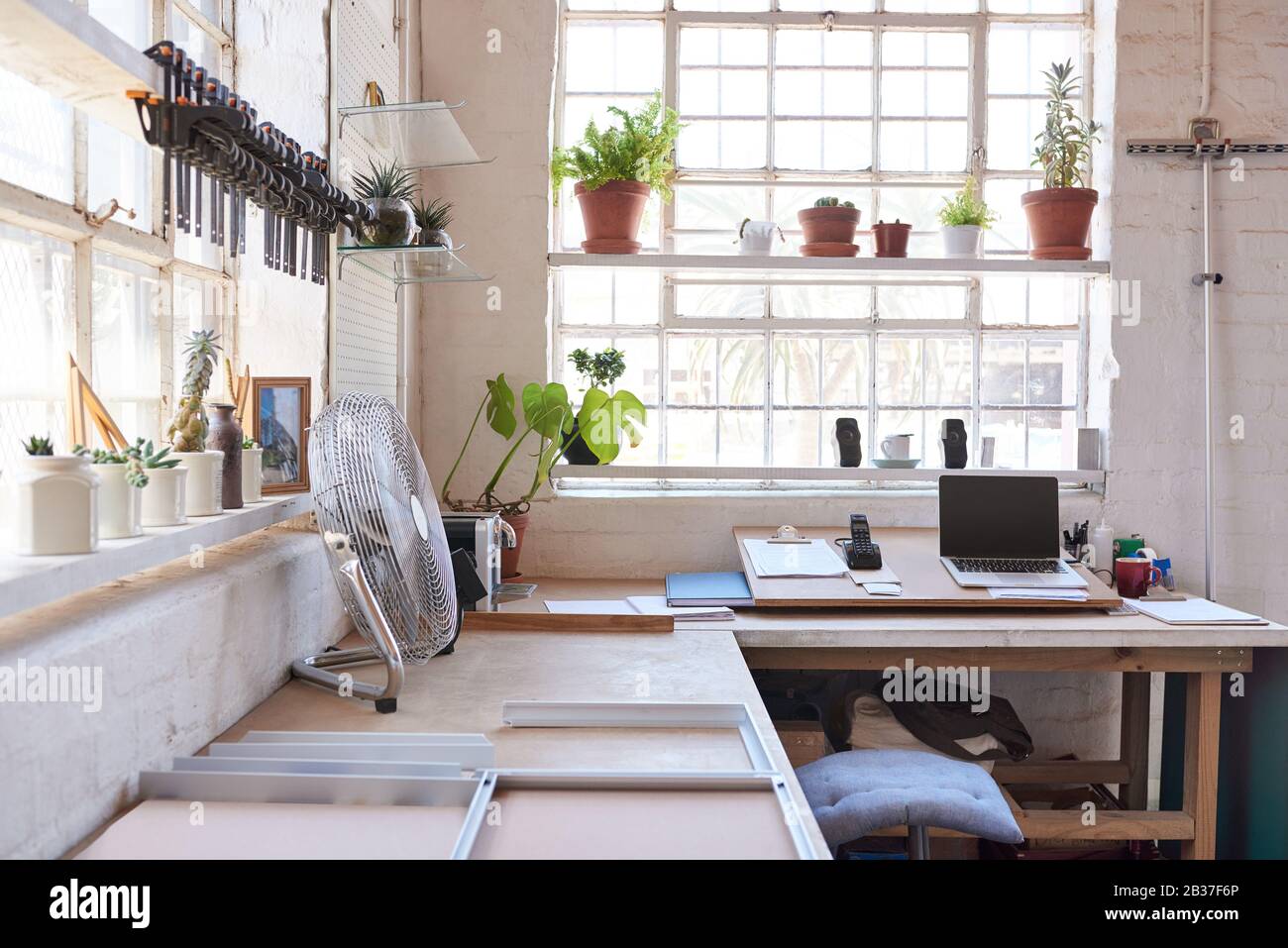 Cornici pronte per essere assemblate in officina Foto Stock