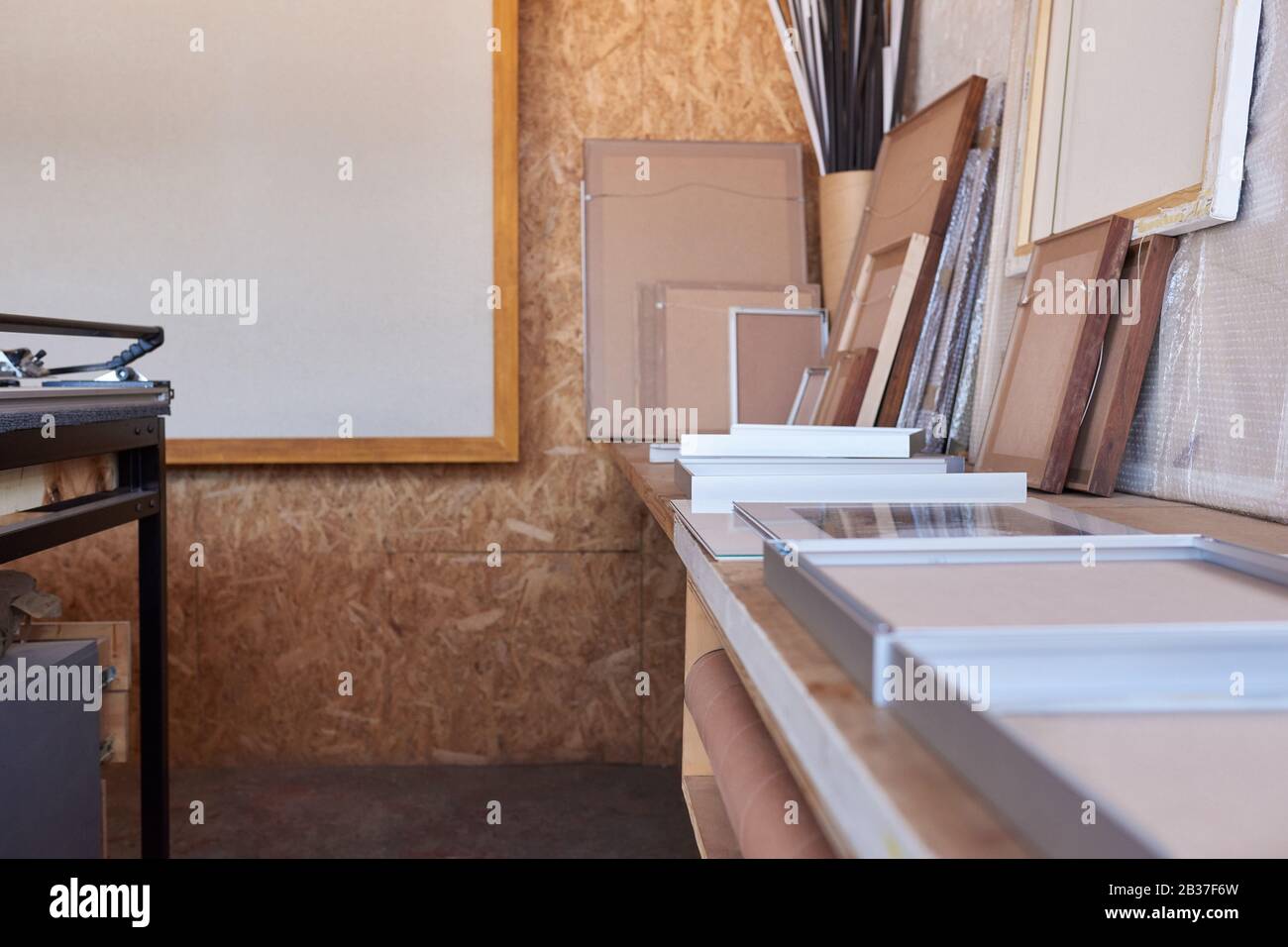Cornici su un banco da lavoro in studio di incorniciatura dell'immagine Foto Stock