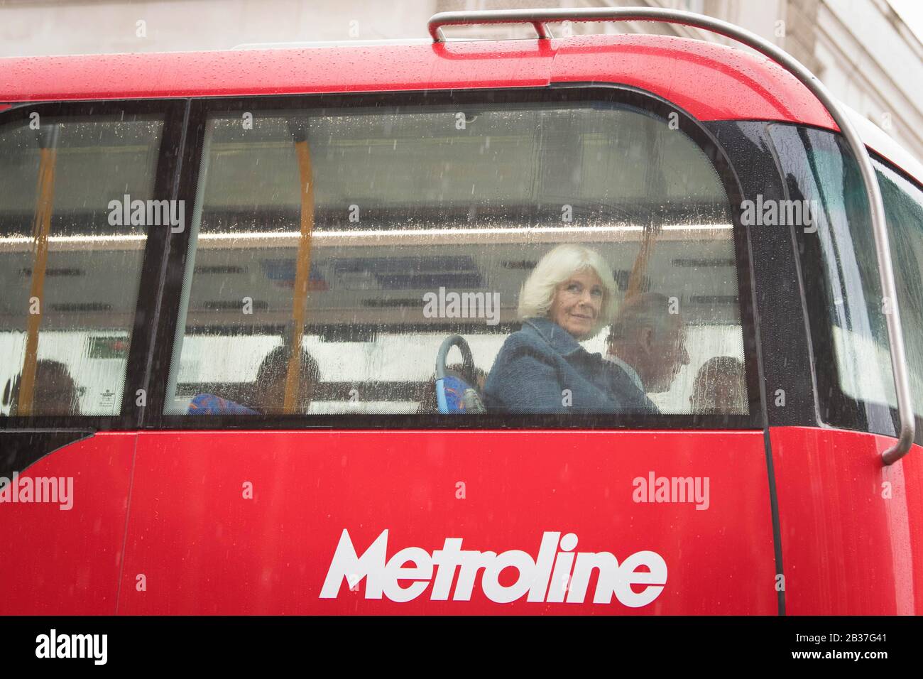 La duchessa di Cornovaglia e suo marito, il Principe del Galles, accompagnato da TfL (trasporto per Londra) il commissario Mike Brown MVO (più lontano dalla macchina fotografica) Sali a bordo di un nuovo autobus elettrico a due piani dalla loro residenza ufficiale presso la Clarence House di Londra al London Transport Museum per partecipare alle celebrazioni per celebrare i 20 anni di trasporto per Londra. Foto Stock