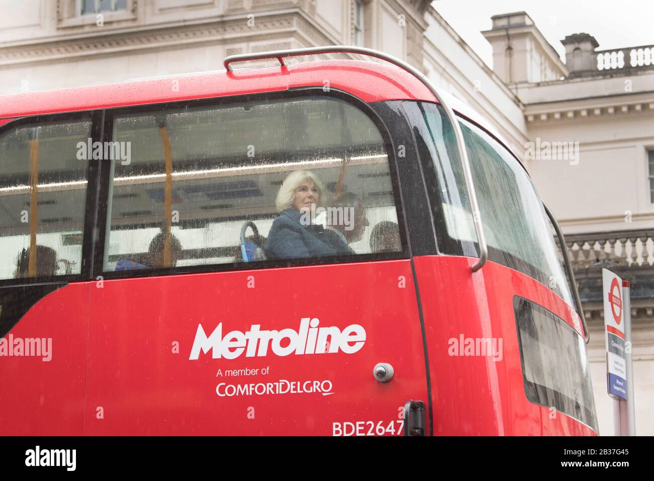 La duchessa di Cornovaglia e suo marito, il Principe del Galles, accompagnato da TfL (trasporto per Londra) il commissario Mike Brown MVO (più lontano dalla macchina fotografica) Sali a bordo di un nuovo autobus elettrico a due piani dalla loro residenza ufficiale presso la Clarence House di Londra al London Transport Museum per partecipare alle celebrazioni per celebrare i 20 anni di trasporto per Londra. Foto Stock