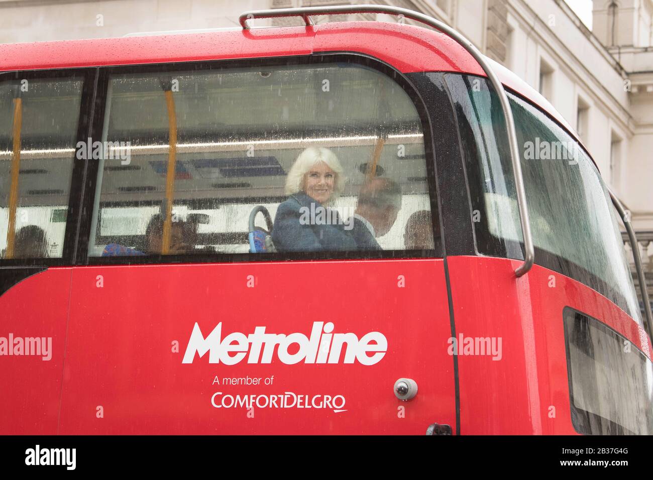 La duchessa di Cornovaglia e suo marito, il Principe del Galles, accompagnato da TfL (trasporto per Londra) il commissario Mike Brown MVO (più lontano dalla macchina fotografica) Sali a bordo di un nuovo autobus elettrico a due piani dalla loro residenza ufficiale presso la Clarence House di Londra al London Transport Museum per partecipare alle celebrazioni per celebrare i 20 anni di trasporto per Londra. Foto Stock