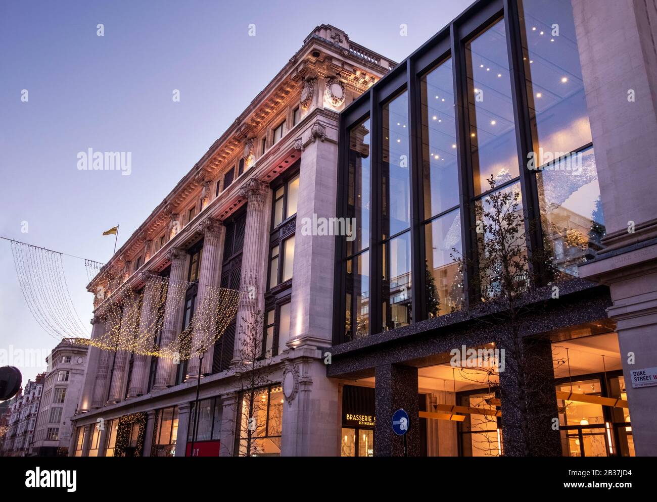 Una vista a basso angolo di Selfridges, Duke Street, Londra durante il periodo festivo. Foto Stock