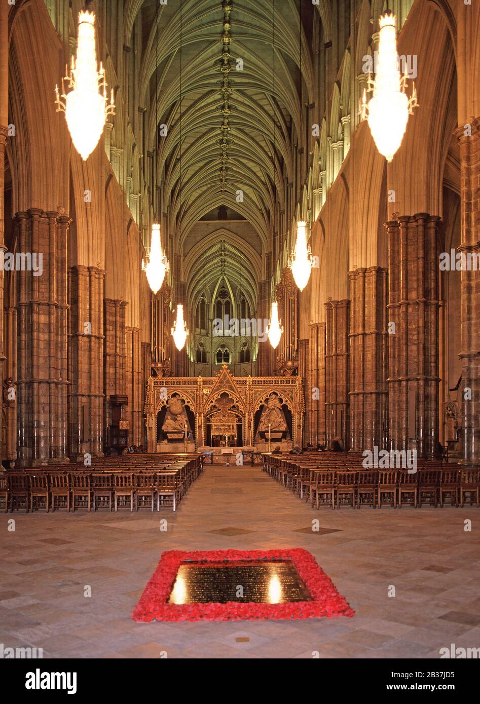 All'interno dell'Abbazia di Westminster di notte, la nave e la tomba britannica o la tomba del guerriero sconosciuto onorano i morti sconosciuti della Prima guerra mondiale Londra UK Foto Stock