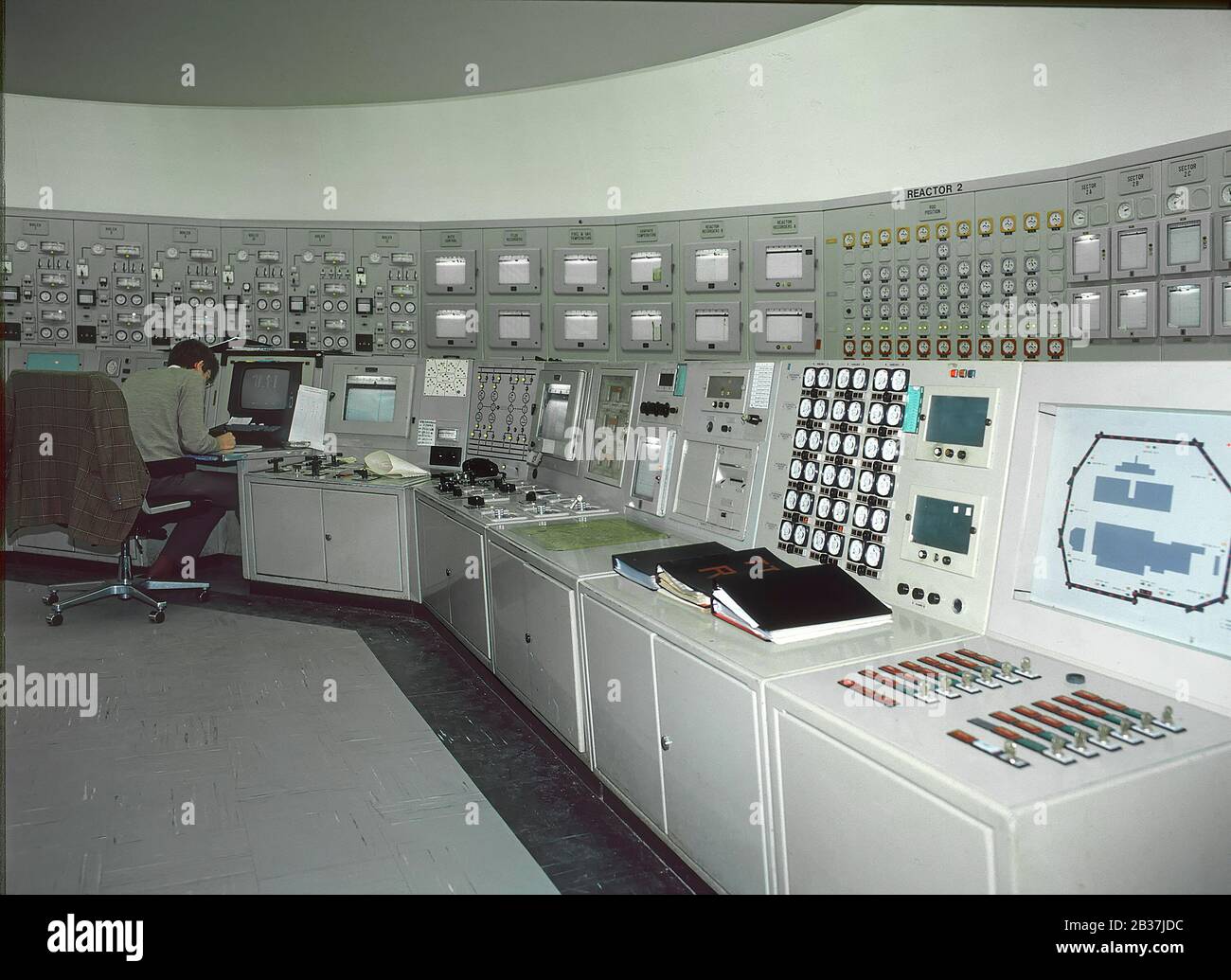 Archivio 1980 immagine vista interna uomo che lavora all'interno della sala di controllo di una centrale elettrica nucleare Magnox a Bradwell on Sea Essex Inghilterra Regno Unito Foto Stock