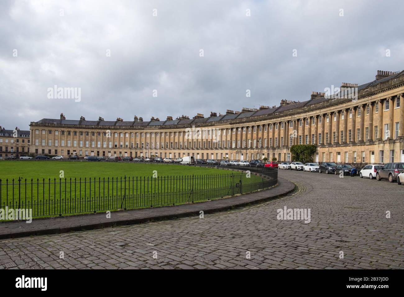 Royal Crescent a Bath, Somerset è famosa per la sua curva fila di case in stile Regency che si affaccia sul verde Foto Stock