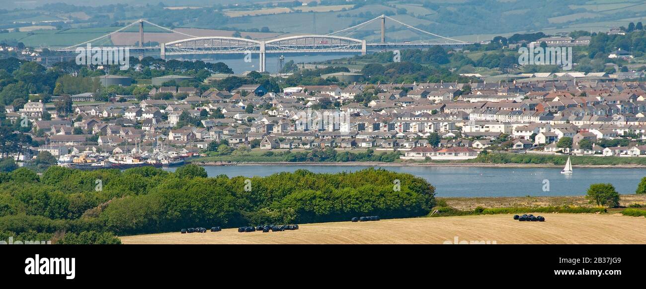 Isambard Kingdom Brunel ponte ferroviario e moderno ponte stradale sul fiume Tamar con Torpoint paesaggio urbano e Cornovaglia campagna agricola Inghilterra UK Foto Stock