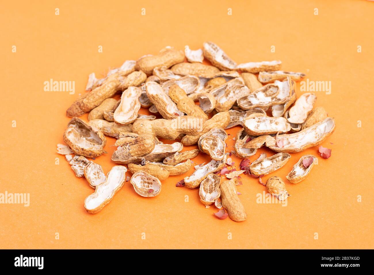 Buccia di arachidi su carta gialla, vista dall'alto. Nessuno Foto Stock