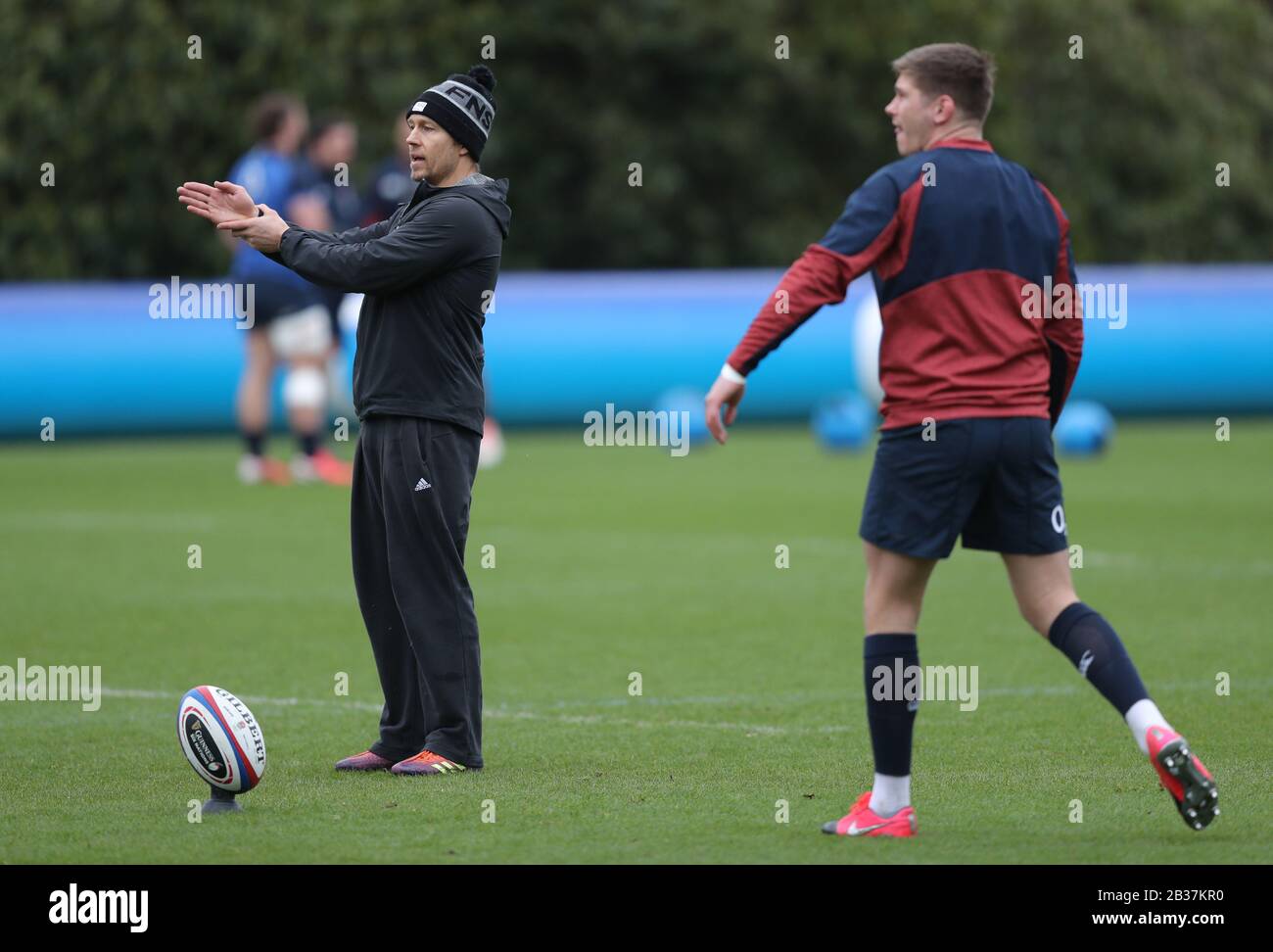 L'Inghilterra Owen Farrell (a destra) è guardato da Jonny Wilkinson durante la sessione di formazione a Pennyhill Park, Bagshot. Foto Stock