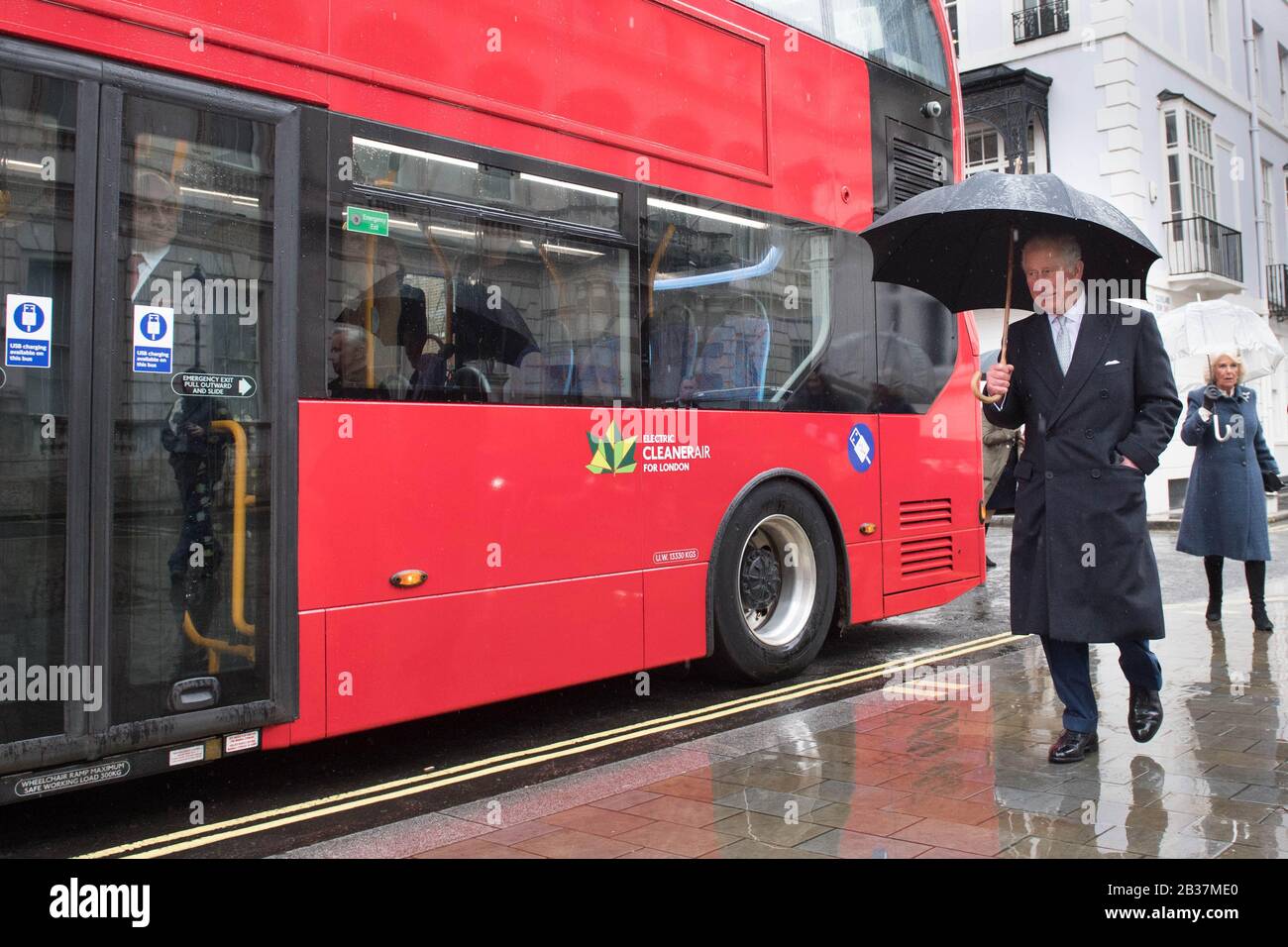 Il Principe di Galles e la Duchessa di Cornovaglia prima di salire a bordo di un nuovo autobus elettrico a due piani per lasciare Clarence House a Londra per andare al London Transport Museum per partecipare alle celebrazioni per celebrare 20 anni di trasporto per Londra. Foto Stock