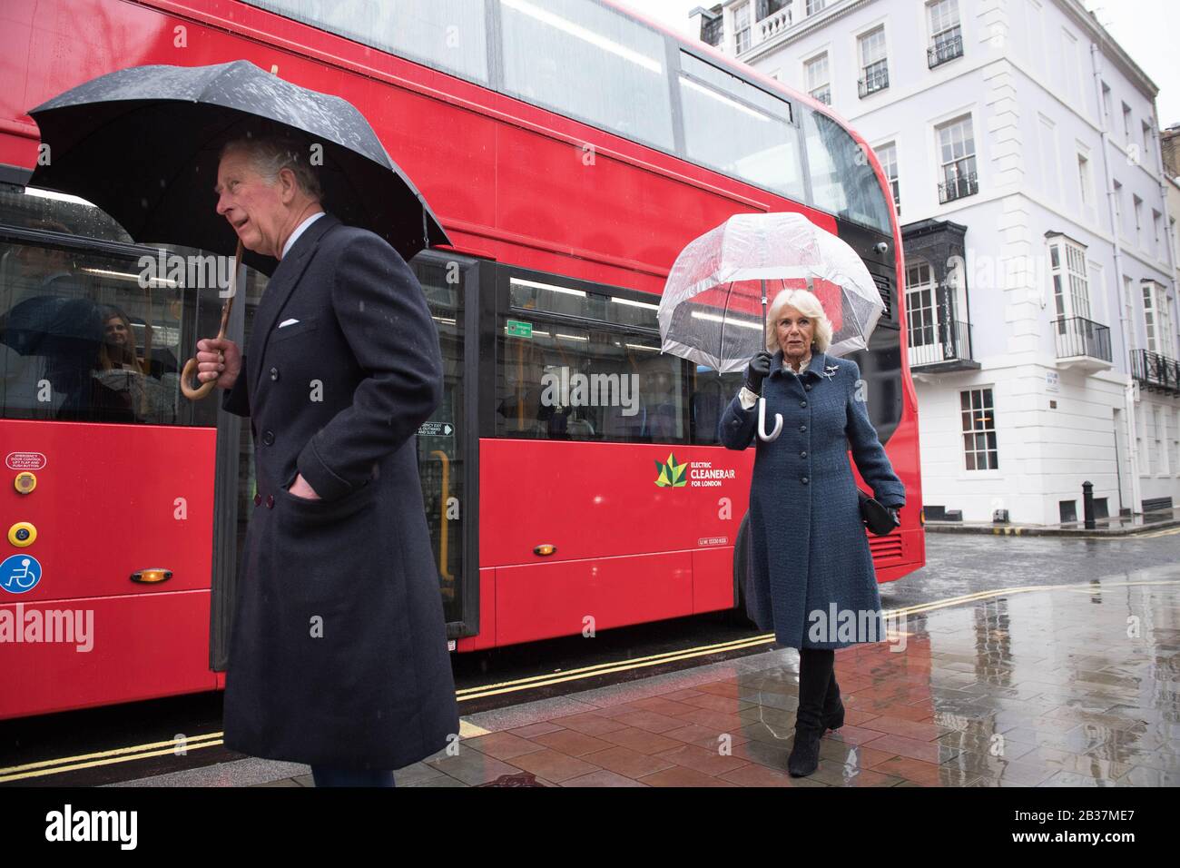 Il Principe di Galles e la Duchessa di Cornovaglia prima di salire a bordo di un nuovo autobus elettrico a due piani per lasciare Clarence House a Londra per andare al London Transport Museum per partecipare alle celebrazioni per celebrare 20 anni di trasporto per Londra. Foto Stock