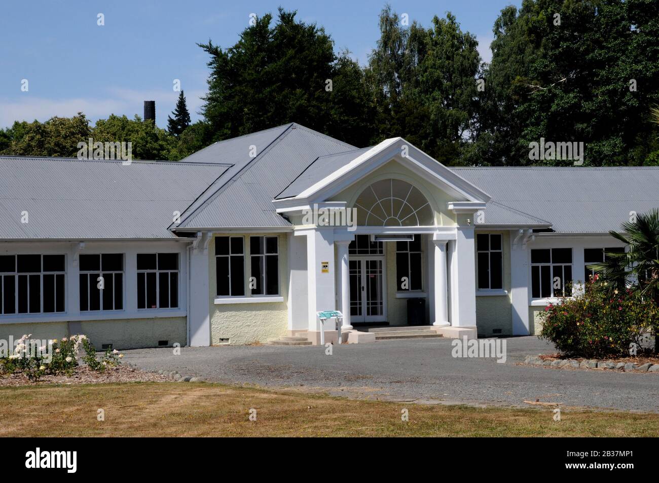 Ingresso al Queen Mary Hospital di Hanmer Springs. L'hosital risale al 1897, anche se il valore medicinale delle sorgenti risale al 1880. Foto Stock