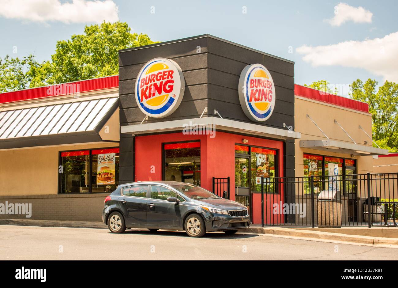 Charlotte, NC/USA - 26 maggio 2019: Scatto orizzontale medio di 'Burger King' con auto al finestrino che mostra il marchio e il logo in rosso, giallo, bianco e blu. Foto Stock