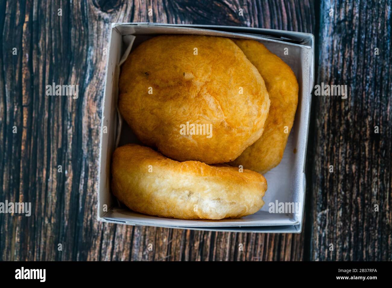 Take Away Mandazi è un po 'dolce East African Street Food; speziato, arioso lievito pasta ciambella fatta con latte di cocco, aromatizzato con cardamomo e gr Foto Stock